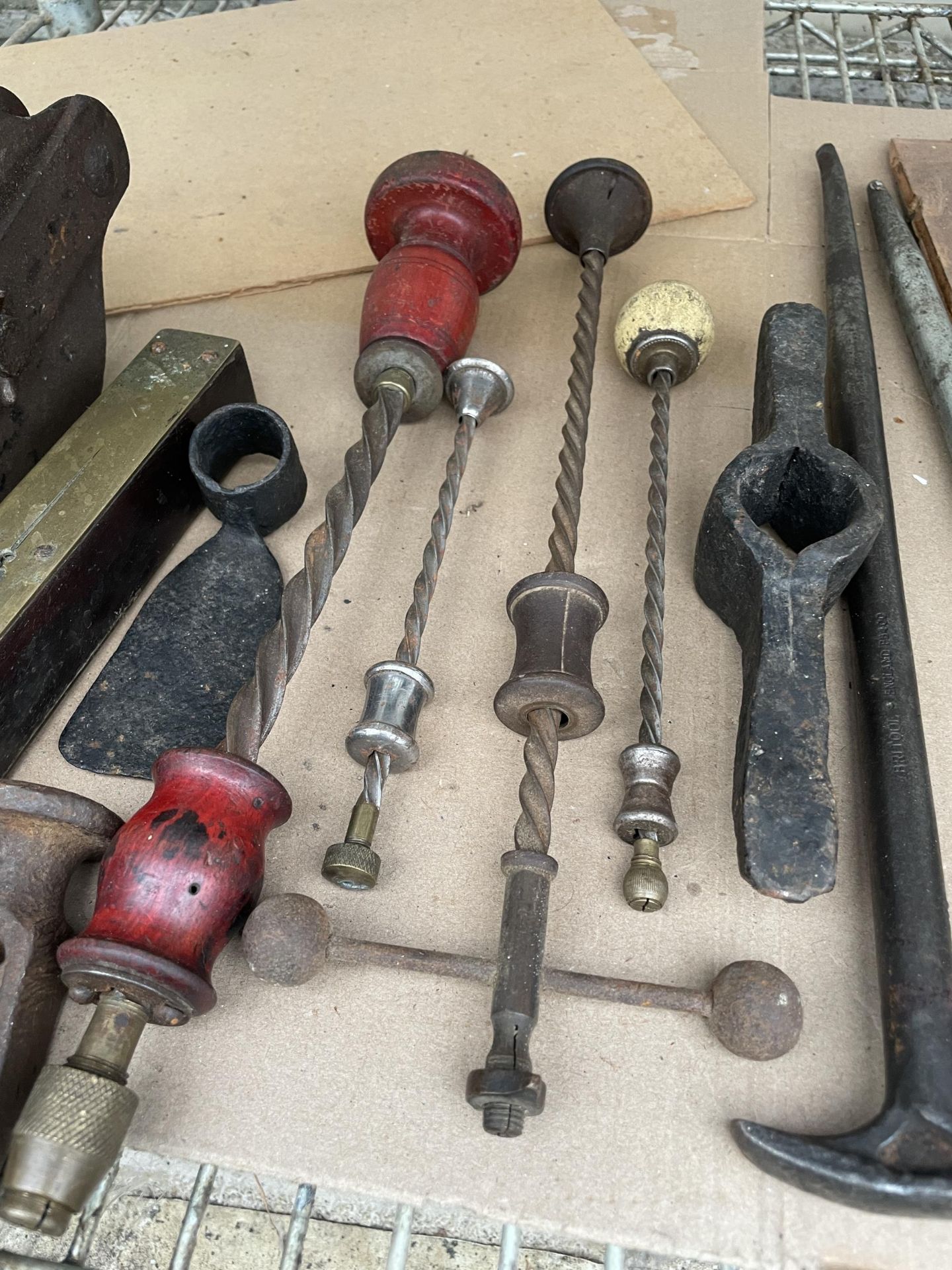 AN ASSORTMENT OF VINTAGE ITEMS TO INCLUDE A PULLEY HOOK AND A SPIRIT LEVEL ETC - Image 3 of 6