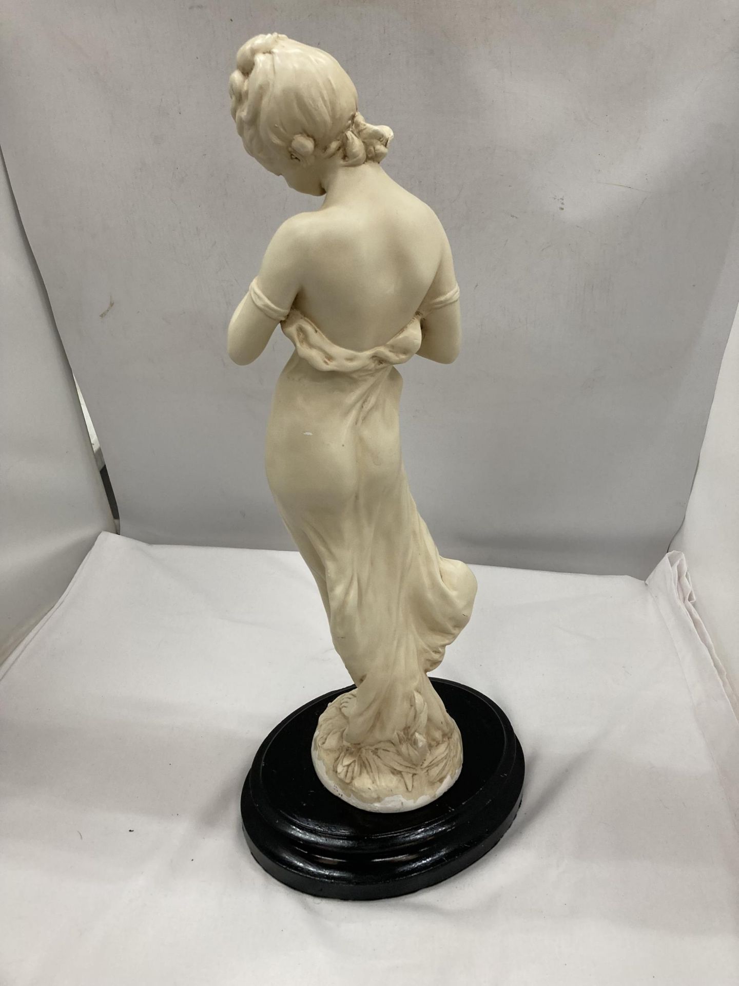 A HEAVY SCULPTURE OF A CLASSICAL MAIDEN ON A WOODEN PLINTH, HEIGHT WITHOUT BASE, 46CM - Image 3 of 3