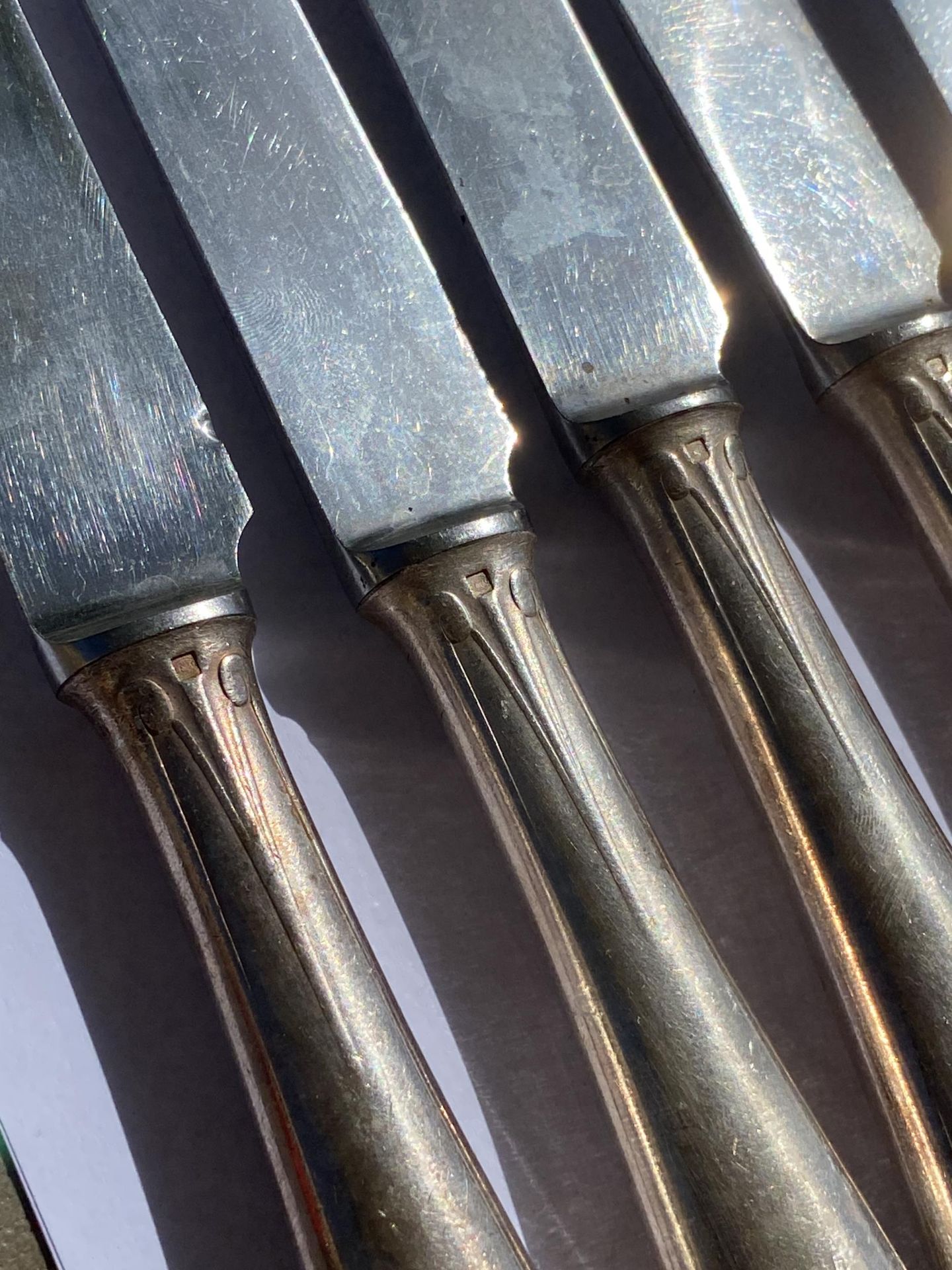 A SET OF SIX PLUS ONE FRENCH ART DECO CHRISTOFLE CTF20 PLUME PATTERN SILVER PLATED DINNER KNIVES - Image 5 of 7