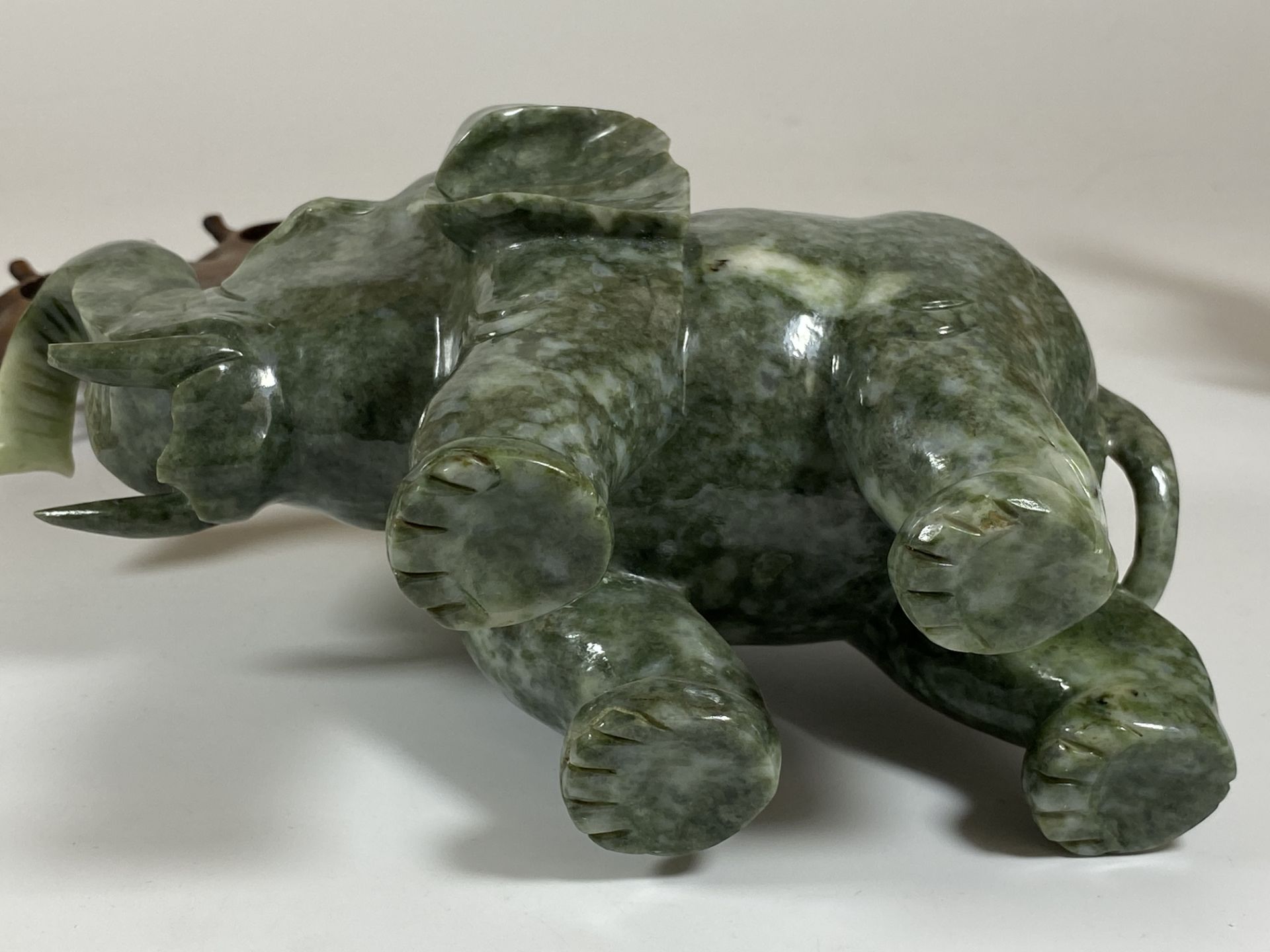 A PAIR OF GREAT QUALITY ORIENTAL CHINESE JADE JADEITE HARDSTONE ELEPHANTS ON CARVED WOODEN BASES, - Image 12 of 18