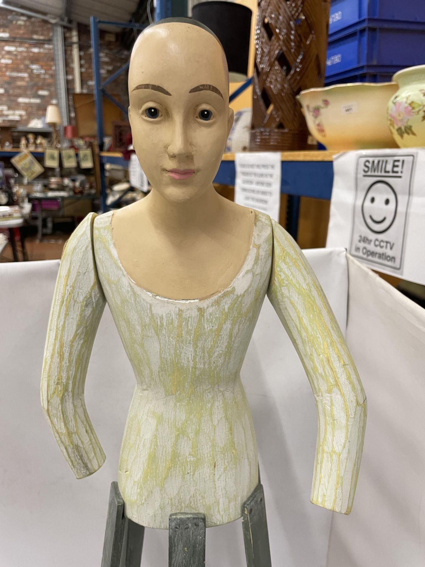 AN UNUSUAL PAINTED WOODEN DOLL ON STAND WITH MOVEABLE ARMS - Bild 2 aus 4