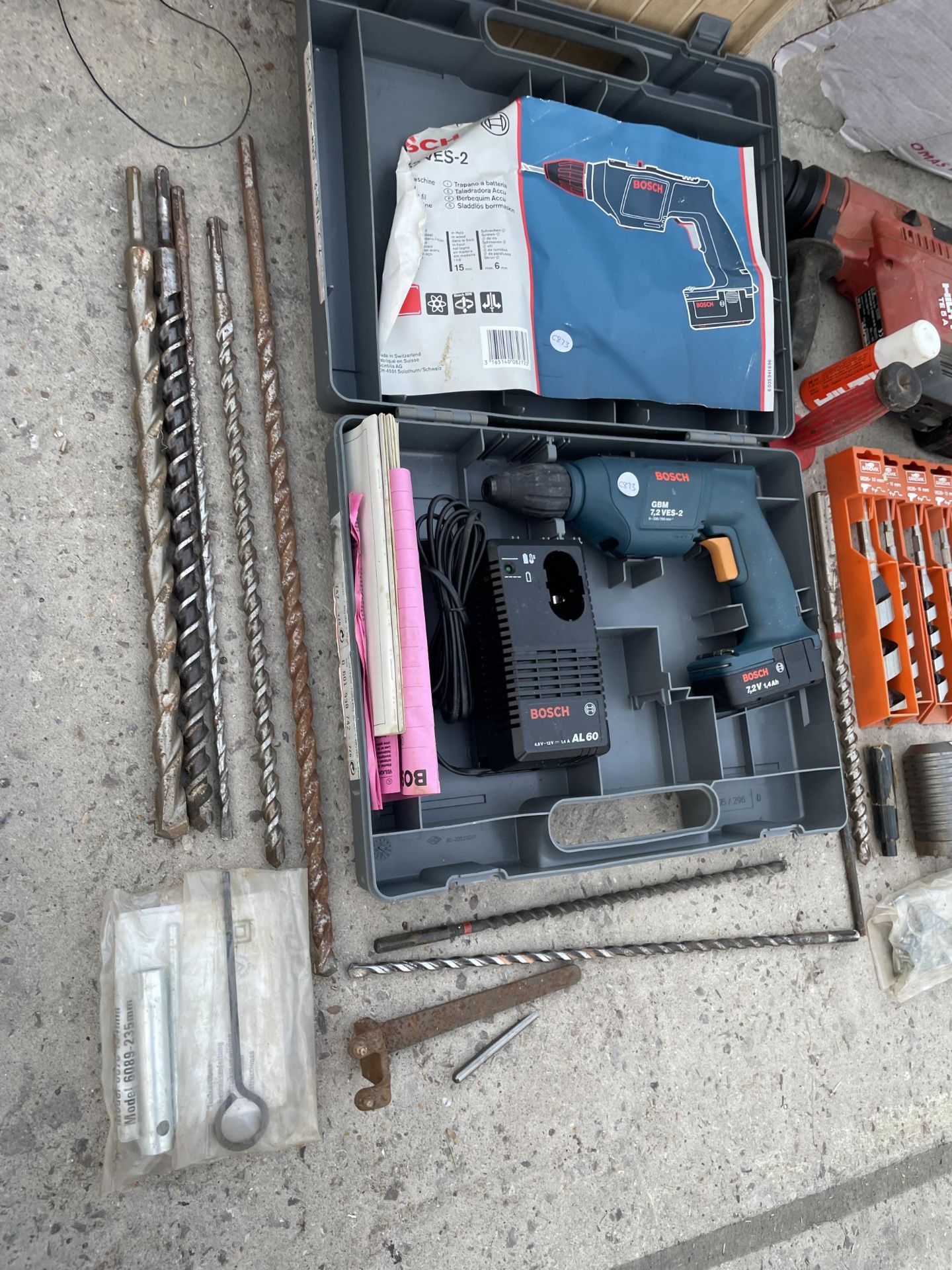 AN ASSORTMENT OF ITEMS TO INCLUDE A HILTI SDS DRILL, A BOSCH BATTERY DRILL AND DRILL BITS ETC - Image 3 of 3