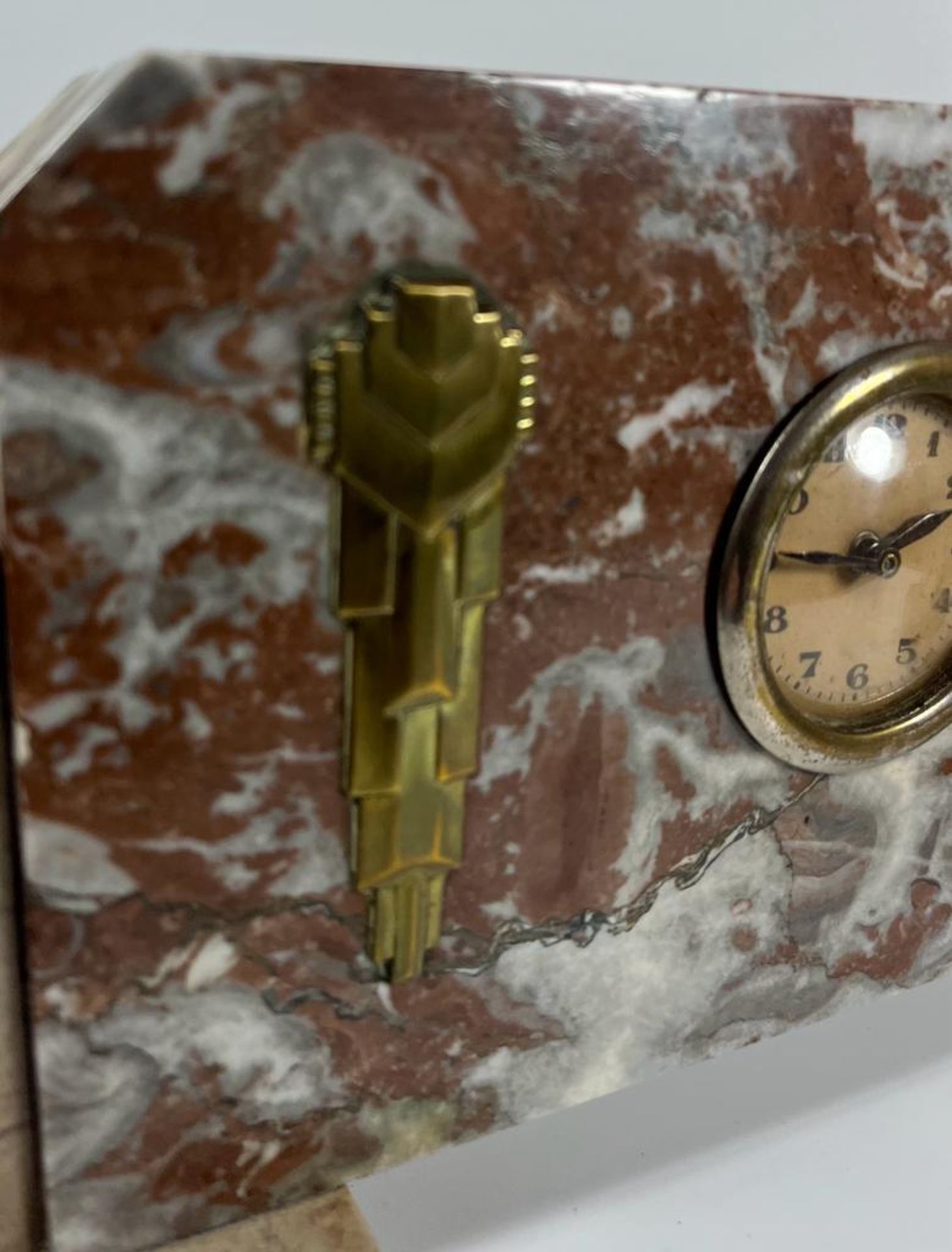 AN ART DECO FRENCH MARBLE CLOCK GARNITURE SET WITH BRASS DESIGN, CLOCK 10 X 30 CM - Image 4 of 6