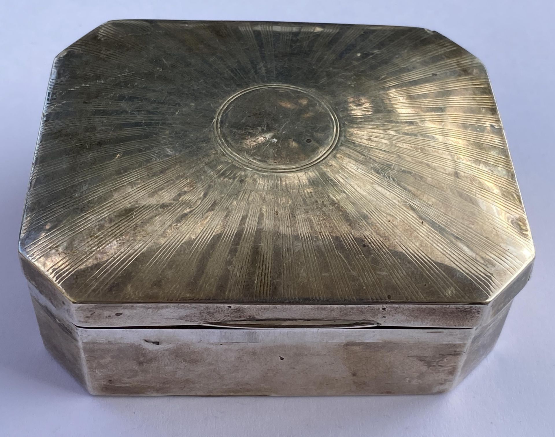 AN ART DECO HALLMARKED SILVER CIGARETTE BOX WITH WOOD LINING, GROSS WEIGHT 249 GRAMS