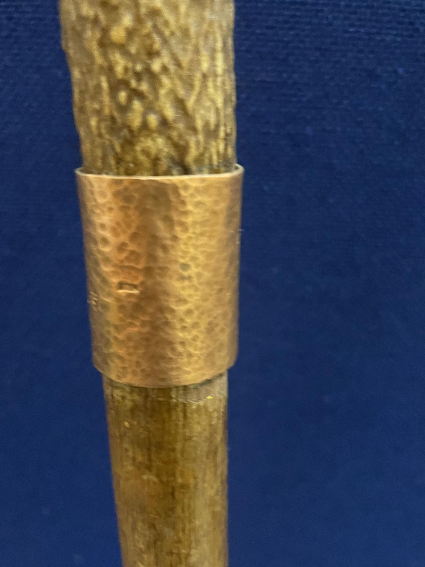 A VINTAGE SHEPHERDS CROOK HORN HANDLED WALKING STICK WITH COPPER FERRULE - Image 3 of 3
