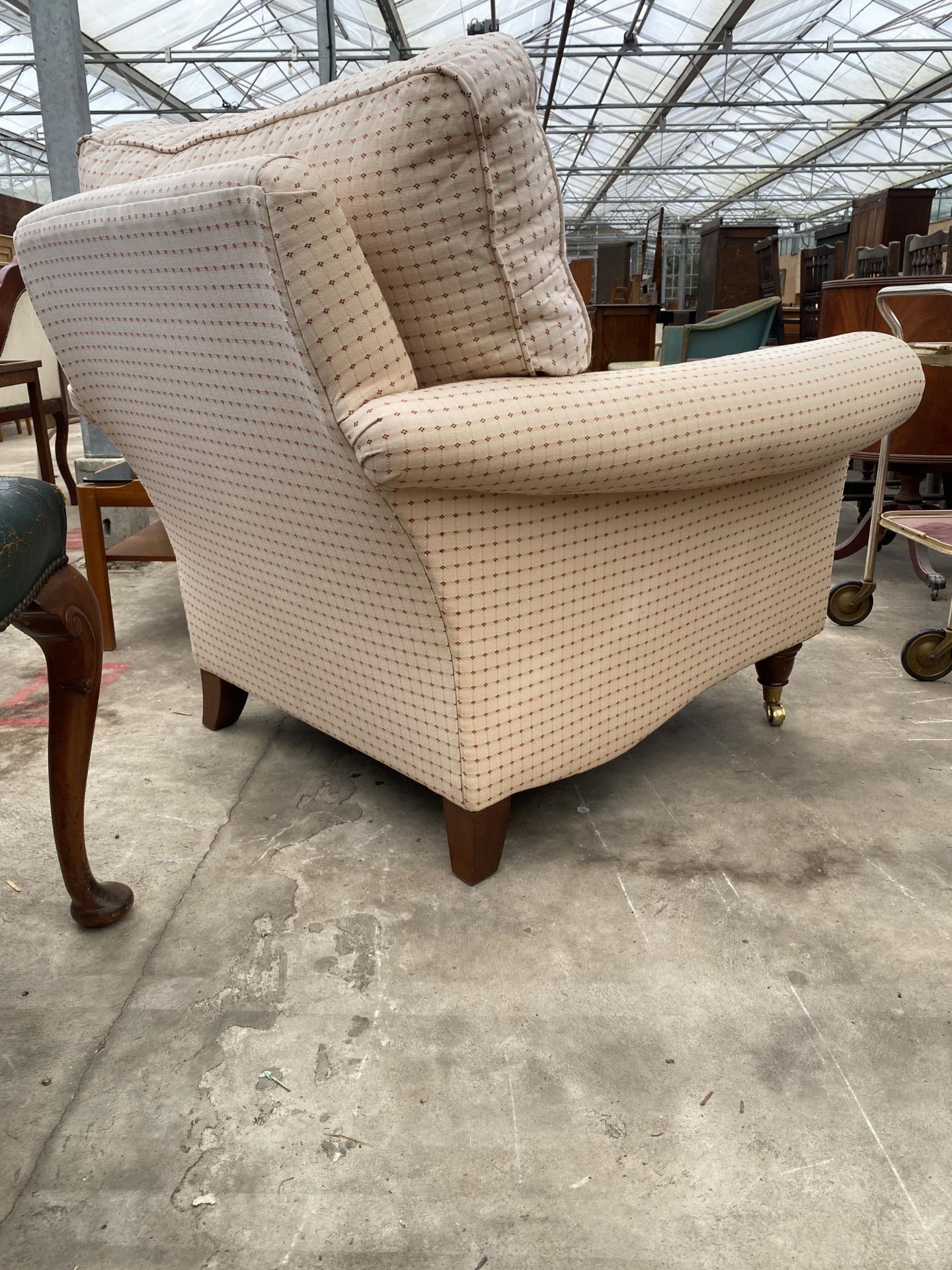 A MODERN UPHOLSTERED EASY CHAIR ON TURNED FRONT LEGS, WITH BRASS CASTERS, 36" WIDE - Image 3 of 4