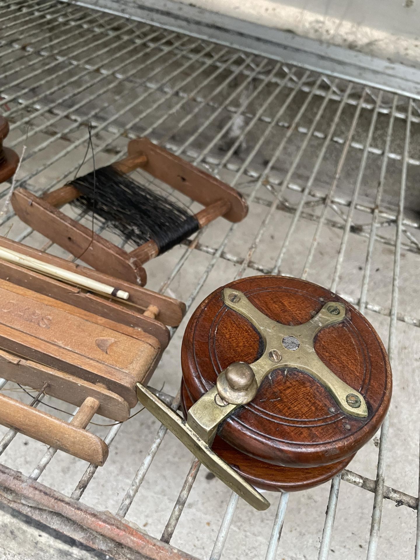 AN ASSORTMENT OF VINTAGE FISHING TACKLE TO INCLUDE THREE FLY FISHING REELS ETC - Image 5 of 5
