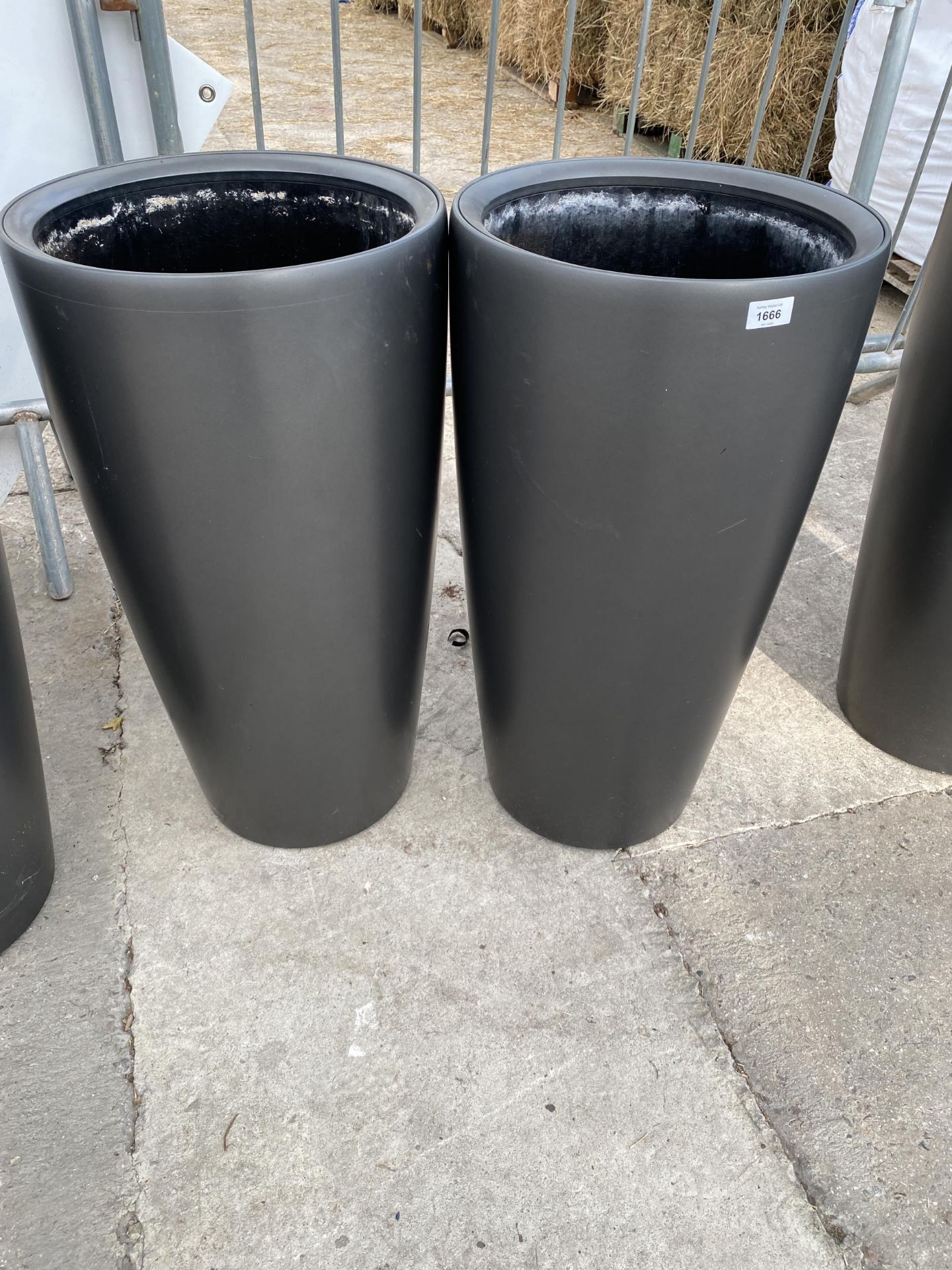 A PAIR OF MODERN LECHUZA FIBRE GLASS INDOOR/OUTDOOR PLANTERS COMPLETE WITH INSERTS (H:75CM)