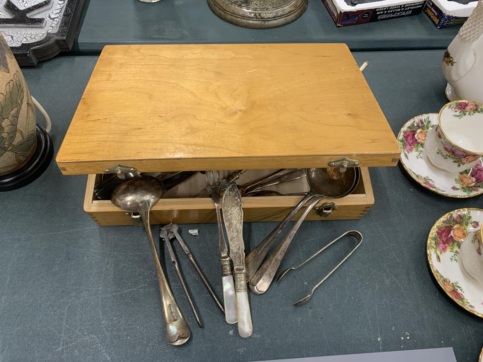 A WOODEN BOX CONTAINING ASSORTED SILVER PLATED CUTLERY - Image 4 of 4