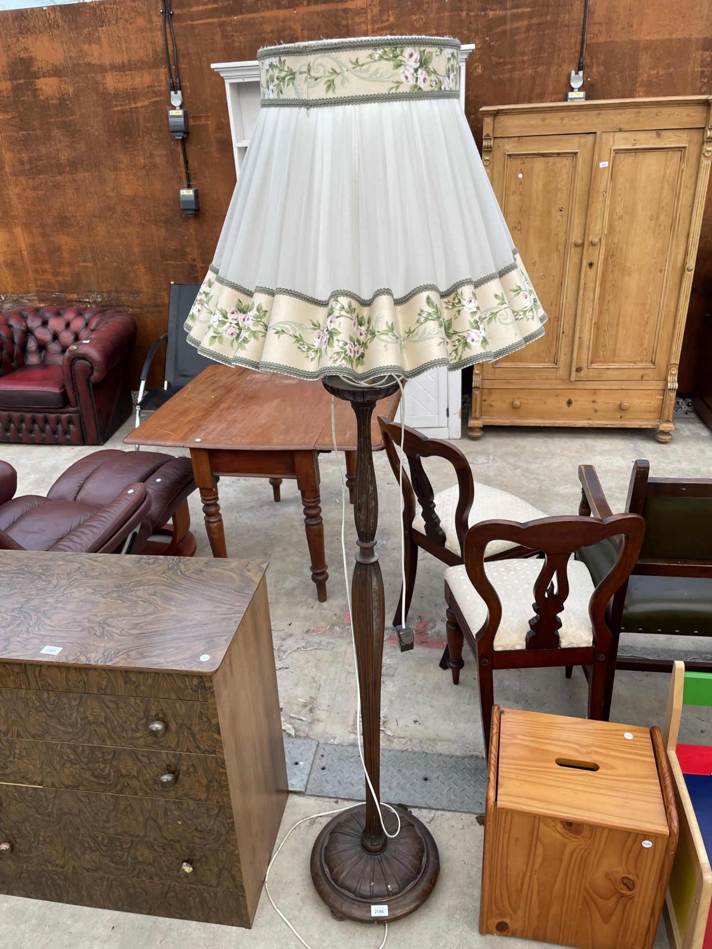 A MID 20TH CENTURY STANDARD LAMP COMPLETE WITH SHADE, ON TURNED AND FLUTED COLUMN