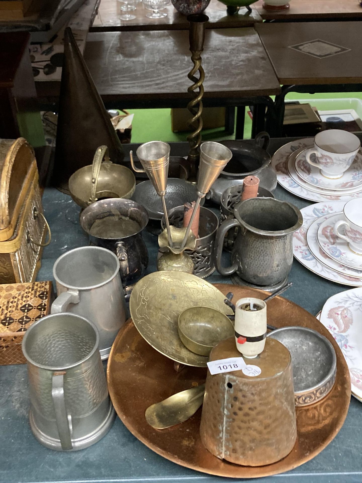 A QUANTITY OF COPPER, BRASS AND PEWTER TO INCLUDE TANKARDS, ALE MULLER, CANDLESTICK, COPPER TRAY,