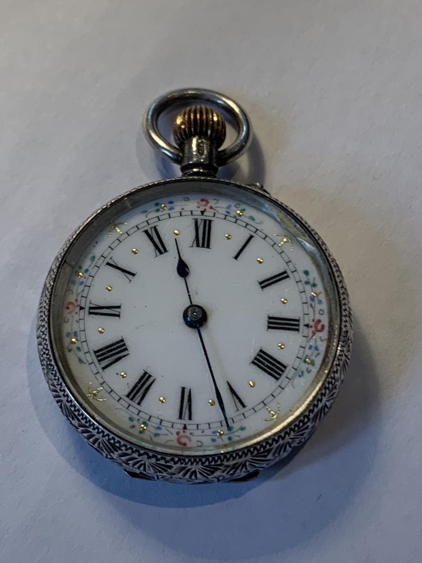 A MARKED 925 SILVER POCKET WATCH WITH A WHITE ENAMEL DECORATIVE FACE AND ROMAN NUMERALS
