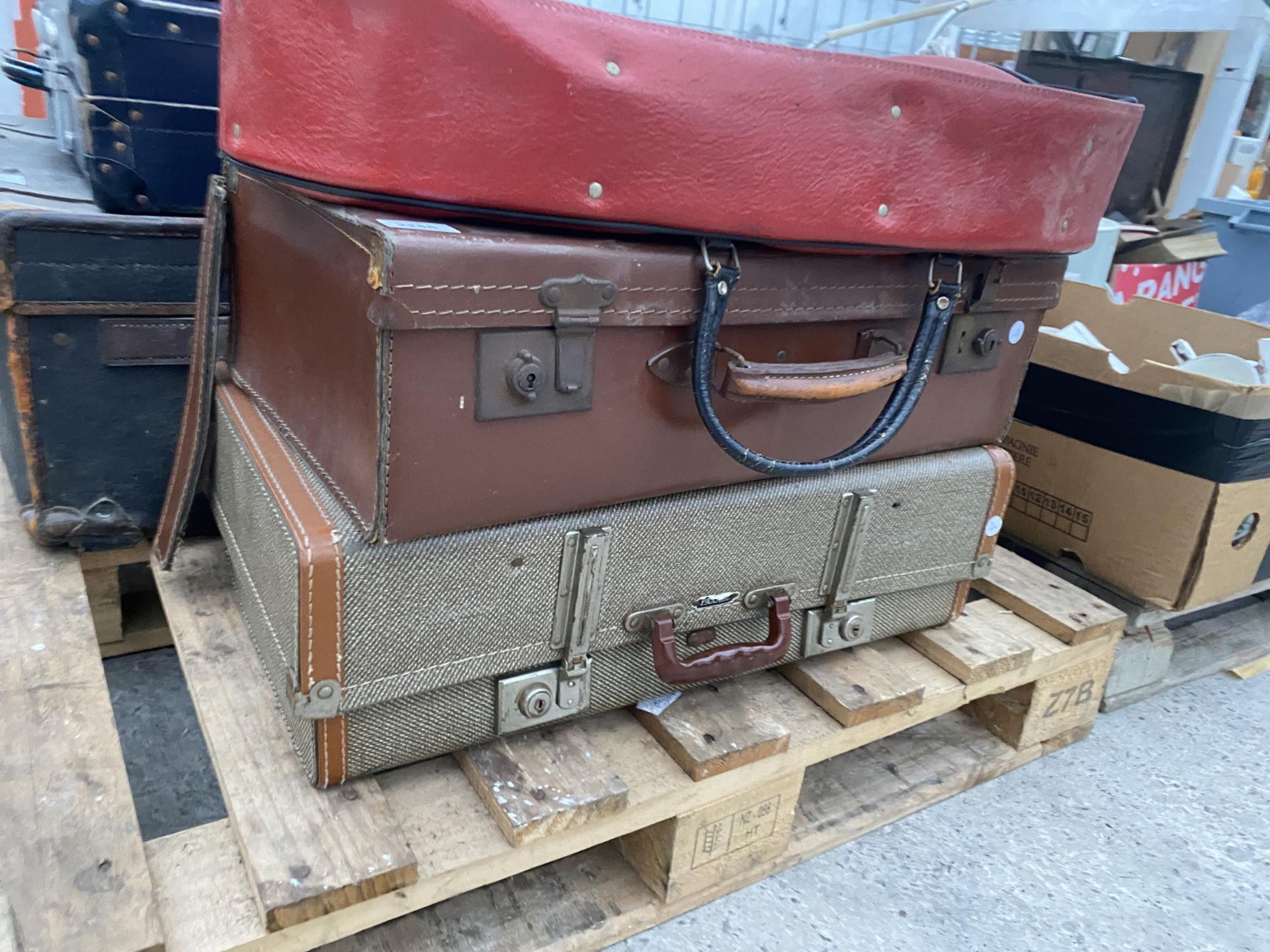 AN ASSORTMENT OF VINTAGE TRAVEL CASES AND BAGS ETC - Image 3 of 3