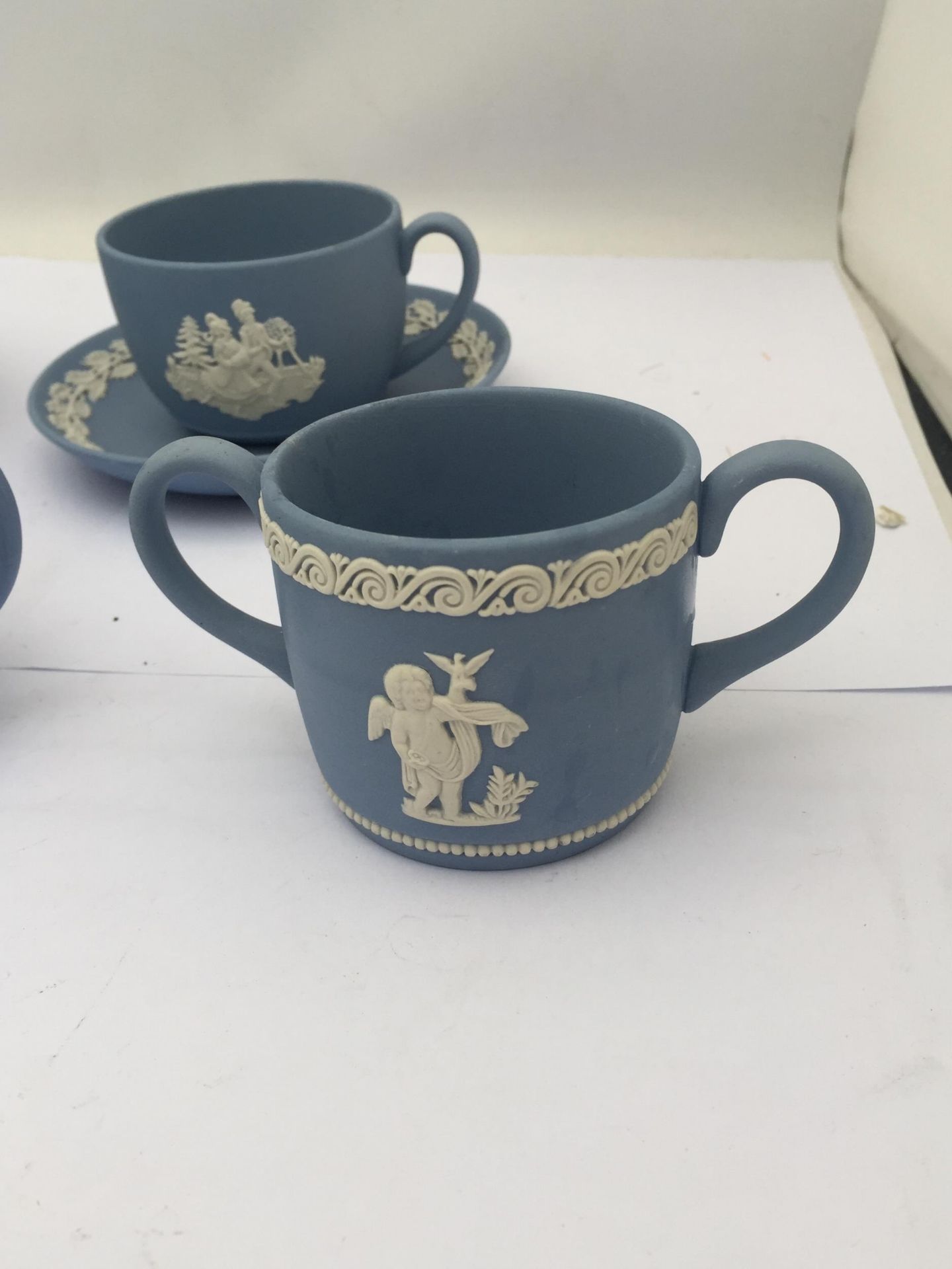 A COLLECTION OF WEDGWOOD BLUE JASPERWARE ITEMS, CUPS AND SAUCERS ETC - Bild 4 aus 5
