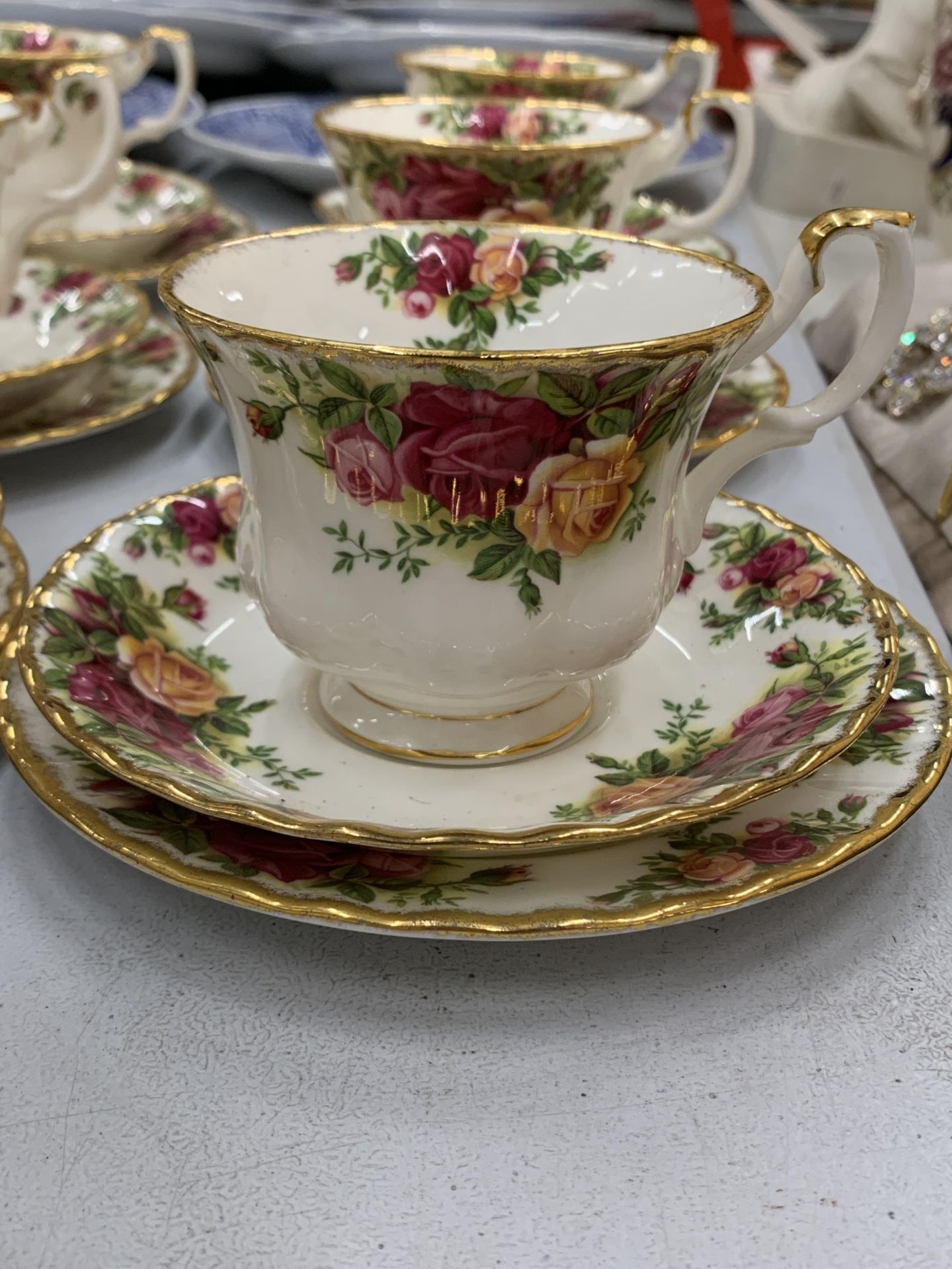 A ROYAL ALBERT OLD COUNTRY ROSES TEA SET COMPRISING TEAPOT, CUPS SAUCERS ETC - Image 4 of 4