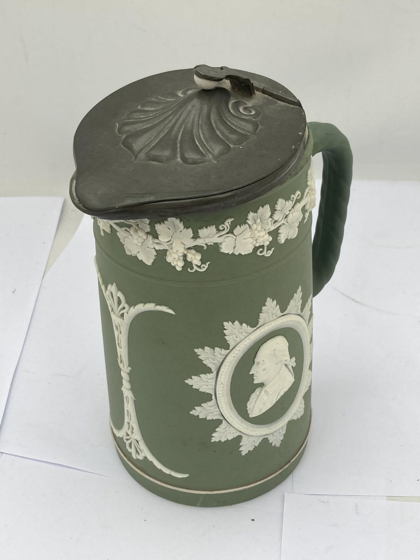 A WEDGWOOD SAGE GREEN JASPERWARE JUG WITH PEWTER JUG - Bild 2 aus 4