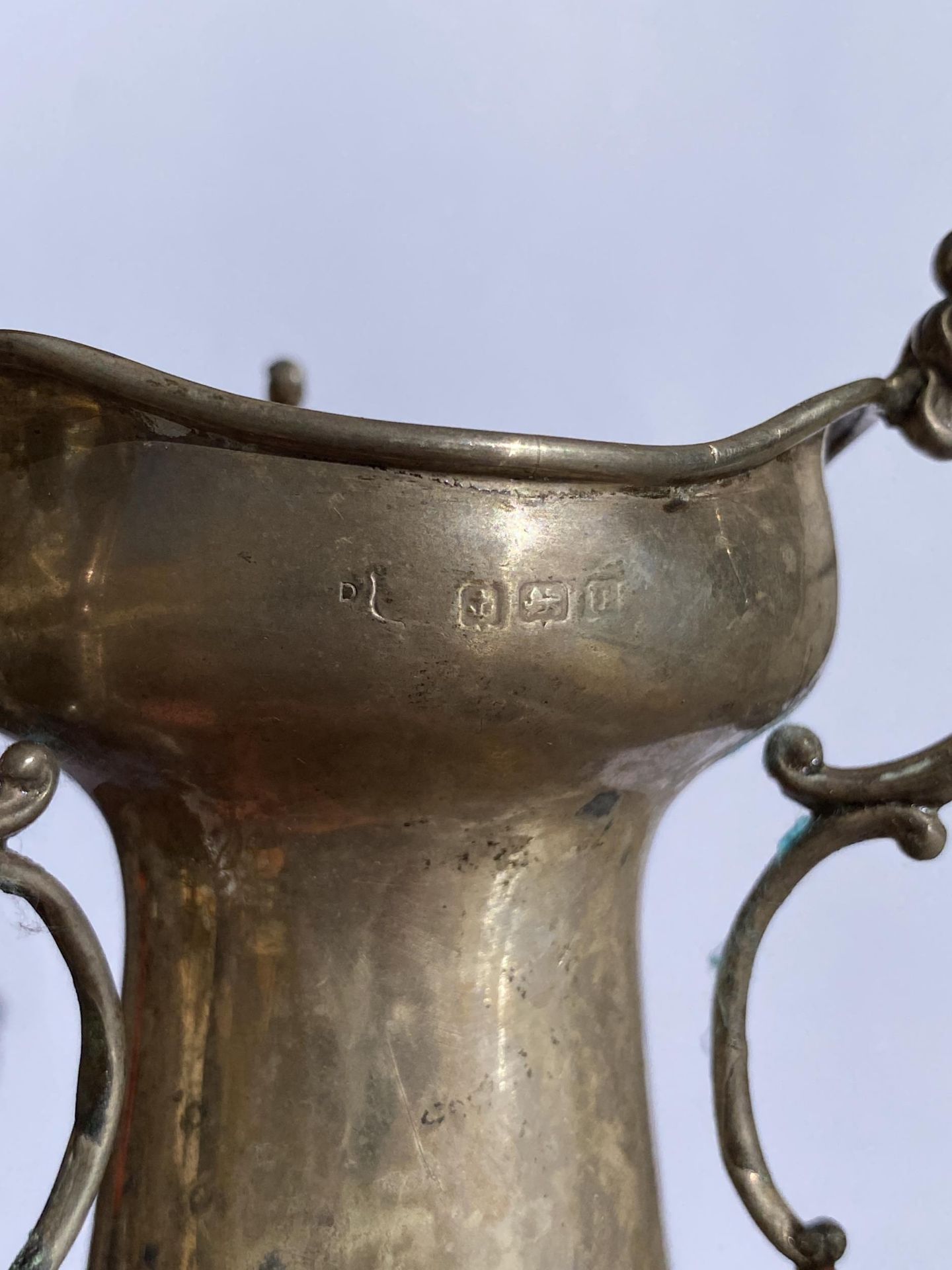 A GEORGE V 1919 TRI HANDLED SILVER TROPHY CUP, HEIGHT 18.5 CM, GROSS WEIGHT 213 GRAMS - Image 3 of 8