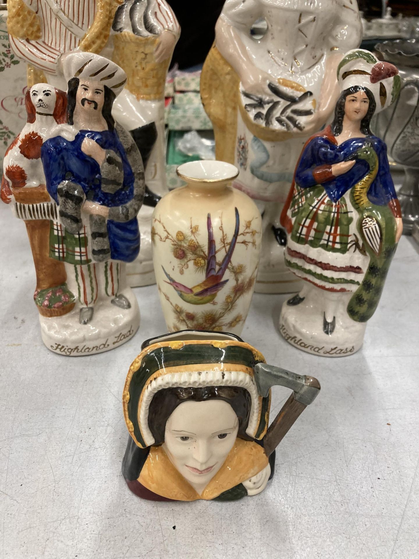 A MIXED LOT OF CERAMICS TO INCLUDE STAFFORDSHIRE FIGURES OF HIGHLAND LASS AND LADY, LARGER - Image 2 of 3