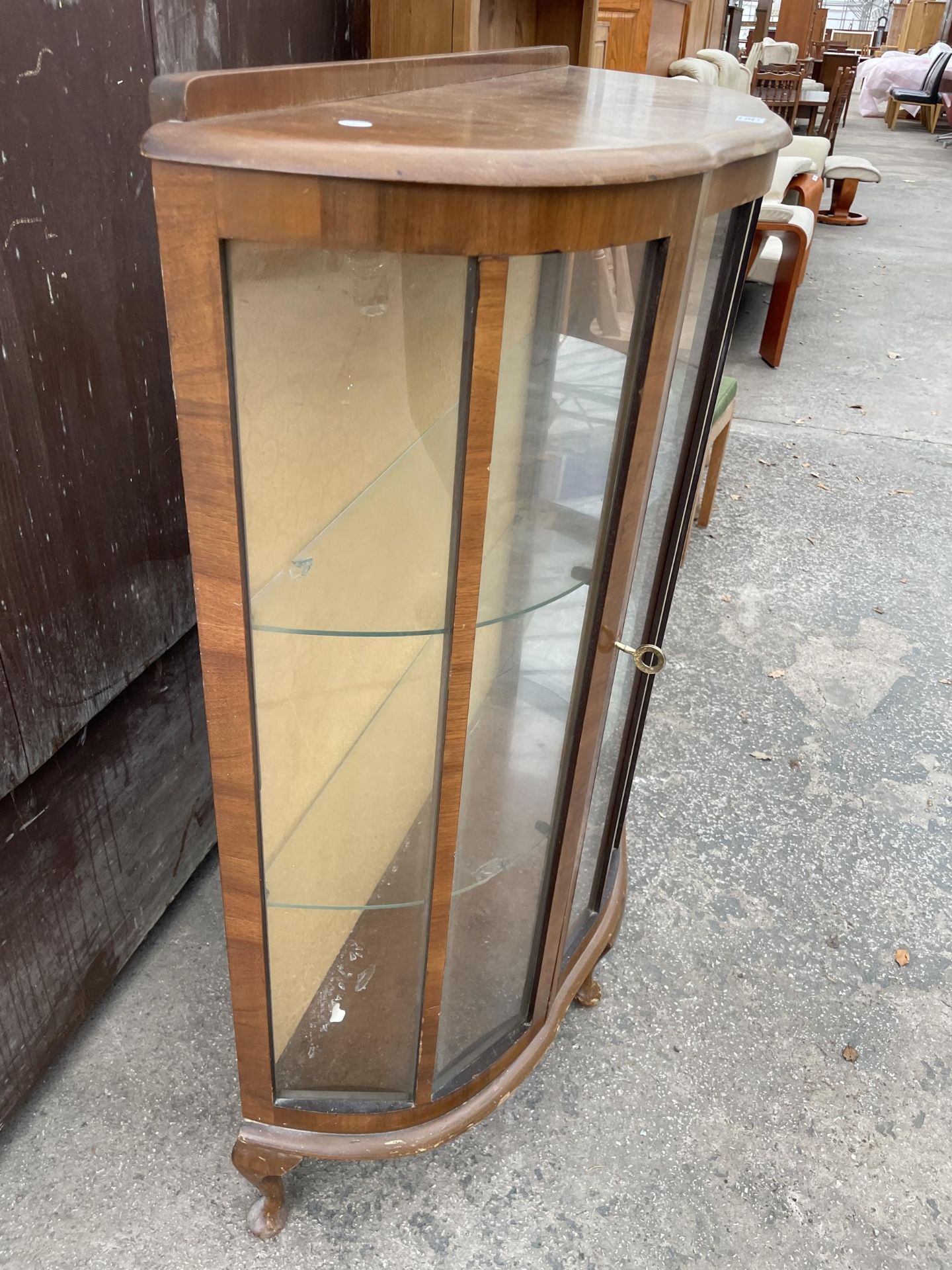 A MID 20TH CENTURY WALNUT CHINA CABINET - Image 3 of 3