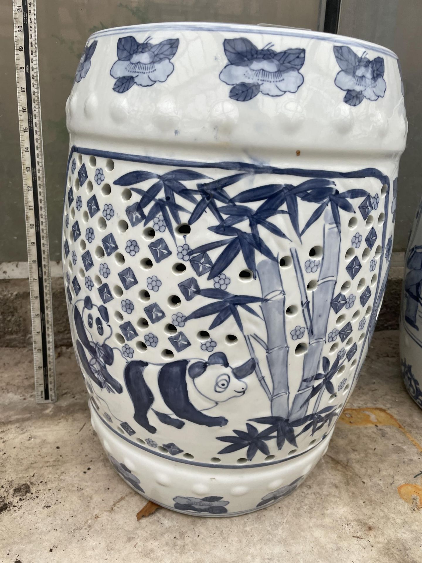 A BLUE AND WHITE ORIENTAL STYLE CERAMIC STOOL (H:47CM)
