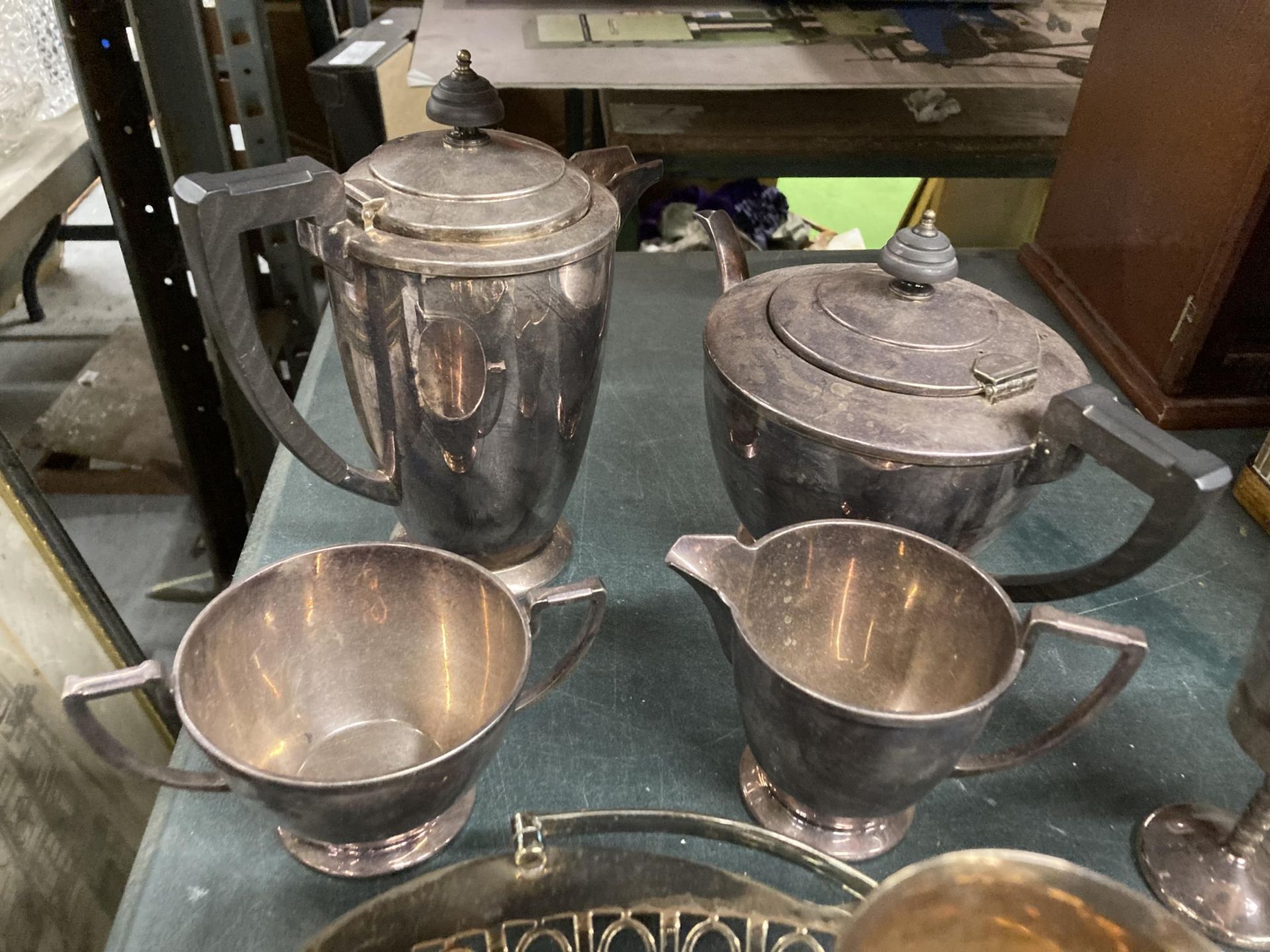 A QUANTITY OF SILVER PLATED ITEMS TO INCLUDE A MAPPIN AND WEBB TEASET, GOBLETS AND A FOOTED BASKET - Bild 3 aus 4
