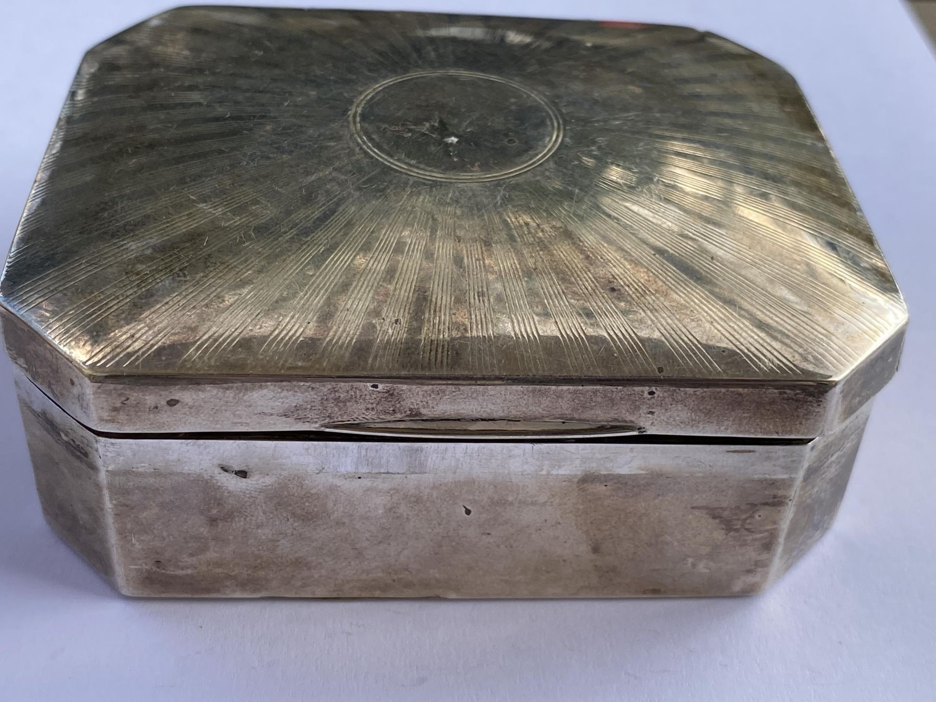 AN ART DECO HALLMARKED SILVER CIGARETTE BOX WITH WOOD LINING, GROSS WEIGHT 249 GRAMS - Image 4 of 10