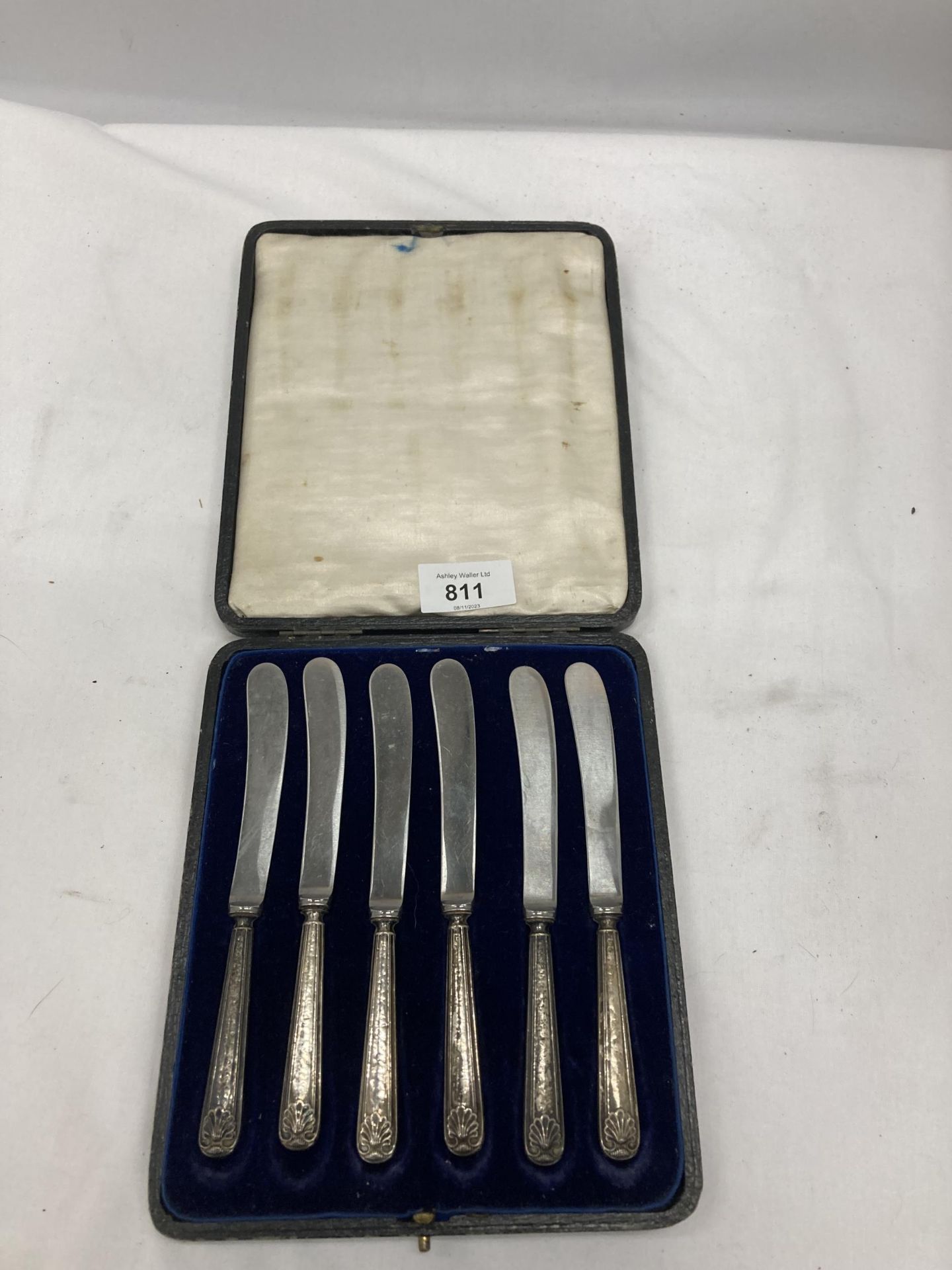 A VINTAGE SET OF SIX SILVER HANDLED KNIVES, BOXED