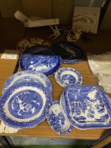 A COLLECTION OF BLUE AND WHITE TABLEWARE TO INCLUDE WEDGWOOD ETC