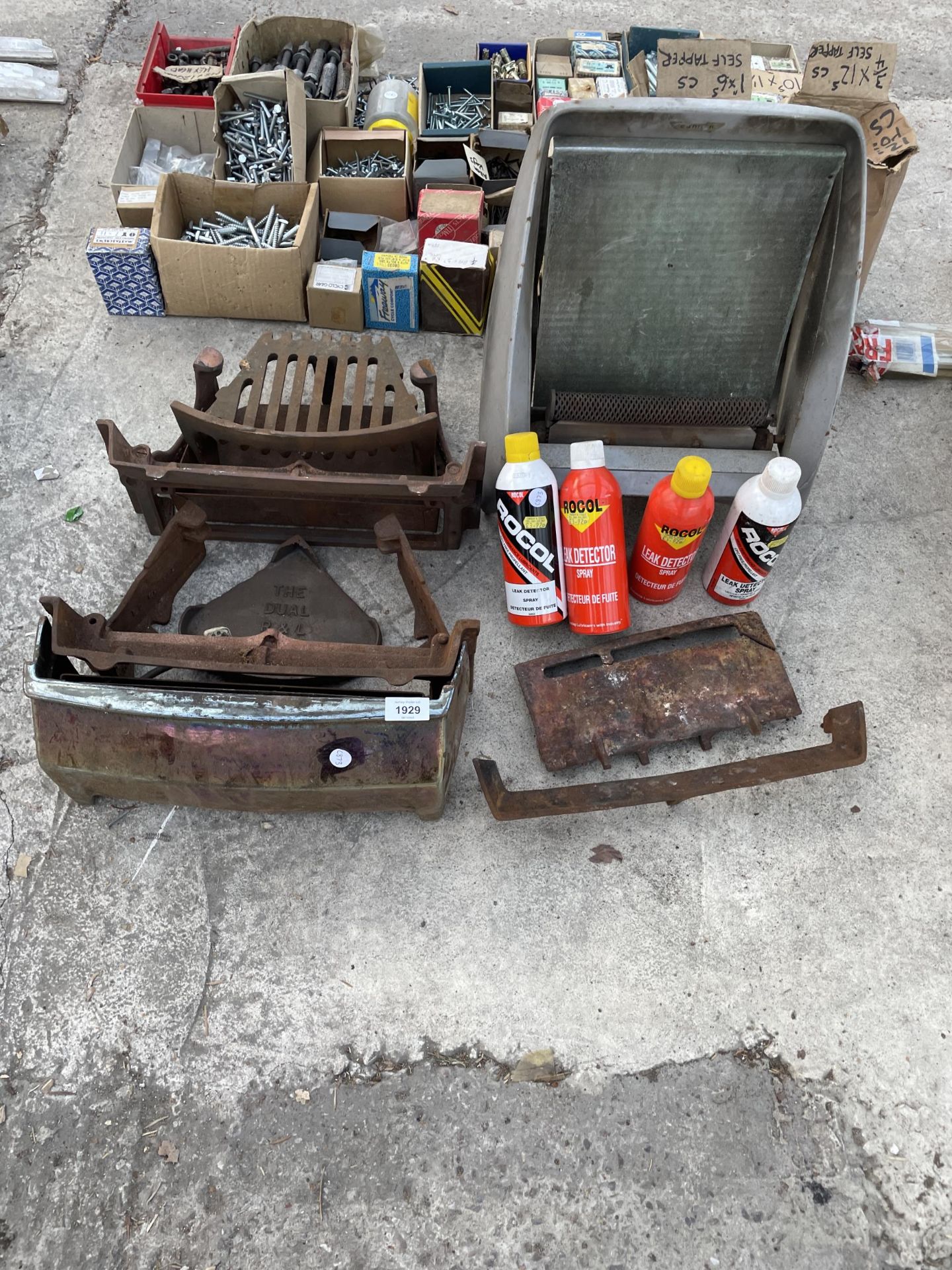 AN ASSORTMENT OF ITEMS TO INCLUDE FIRE GRATES AND A HEATER ETC