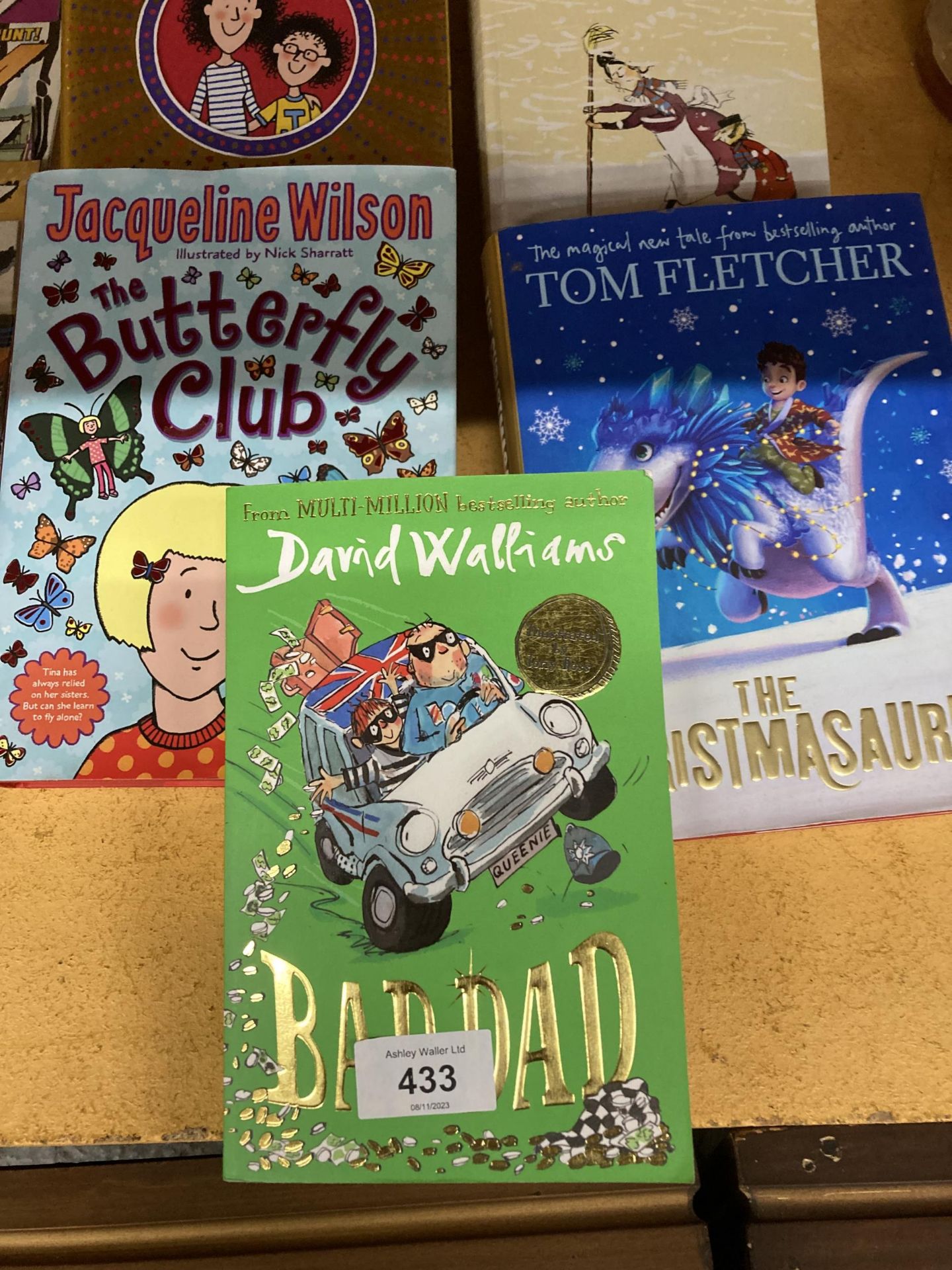 A QUANTITY OF CHILDREN'S BOOKS TO INCLUDE DAVID WALLIAMS, JACQUELINE WILSON AND JEFF KINNEY, SOME - Image 2 of 4