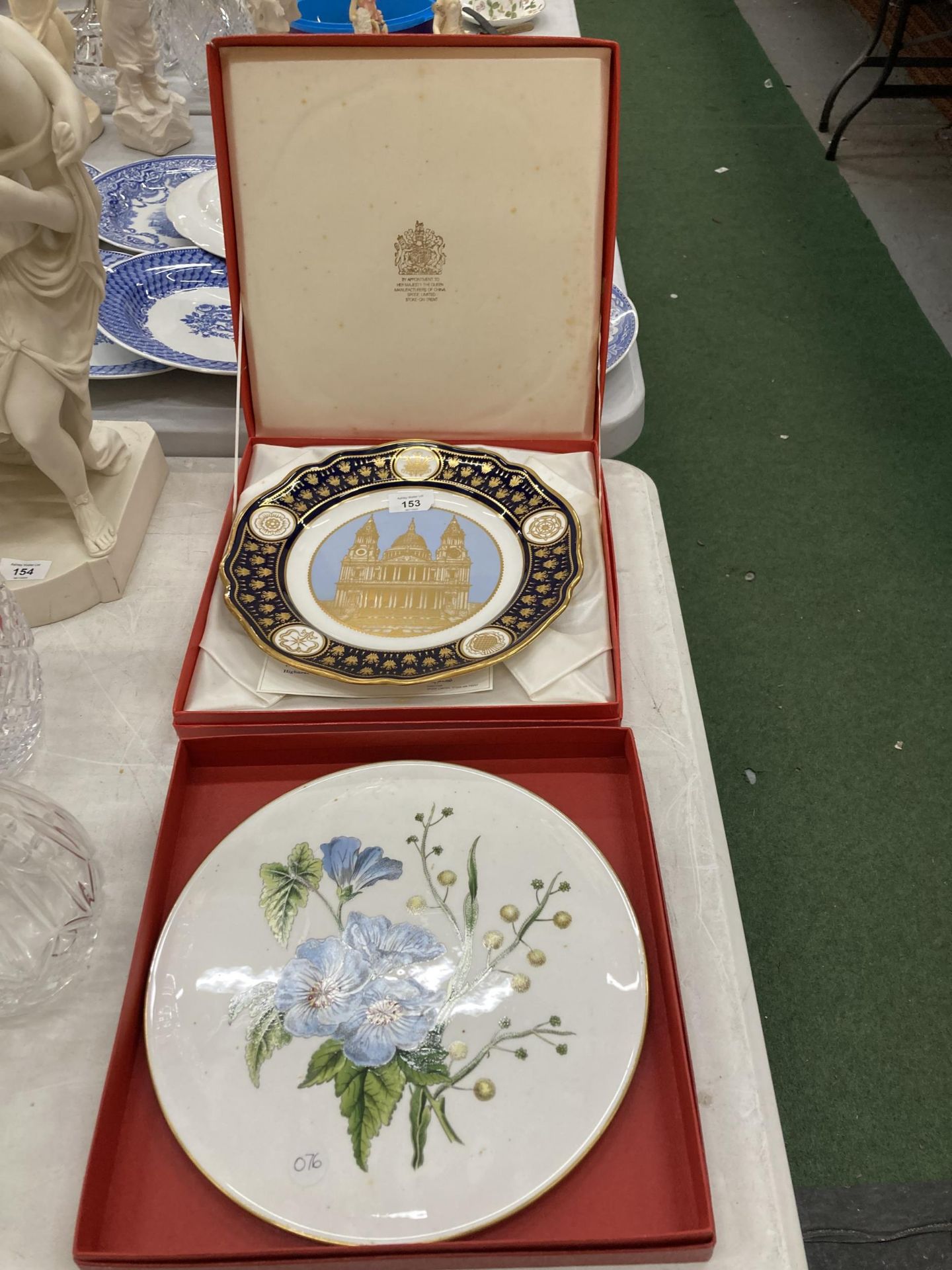 TWO SPODE COLLECTABLE CABINET PLATES, A LIMITED EDITION 814/1000 'THE ST PAUL'S CATHEDRAL WEDDING