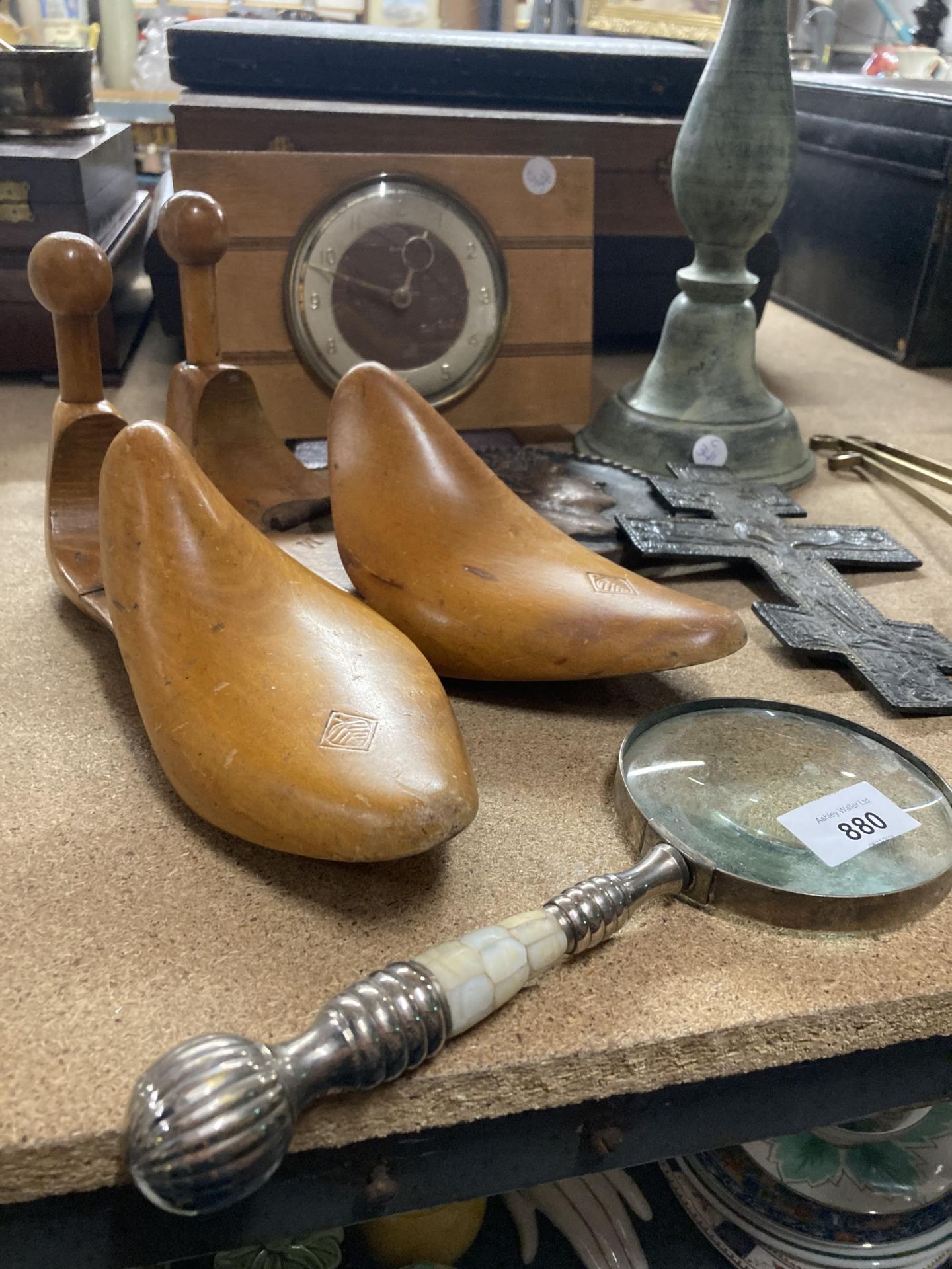 A MIXED VINTAGE LOT TO INCLUDE COPPER MEASURING LADELS, SHOE STRETCHERS, A MANTLE CLOCK, MOTHER OF - Bild 4 aus 4