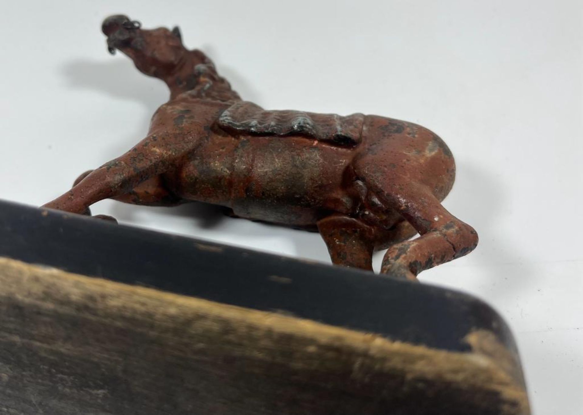A VINTAGE CAST IRON OR SPELTER MODEL OF A HORSE ON A WOODEN BASE, HEIGHT 16CM - Bild 2 aus 5