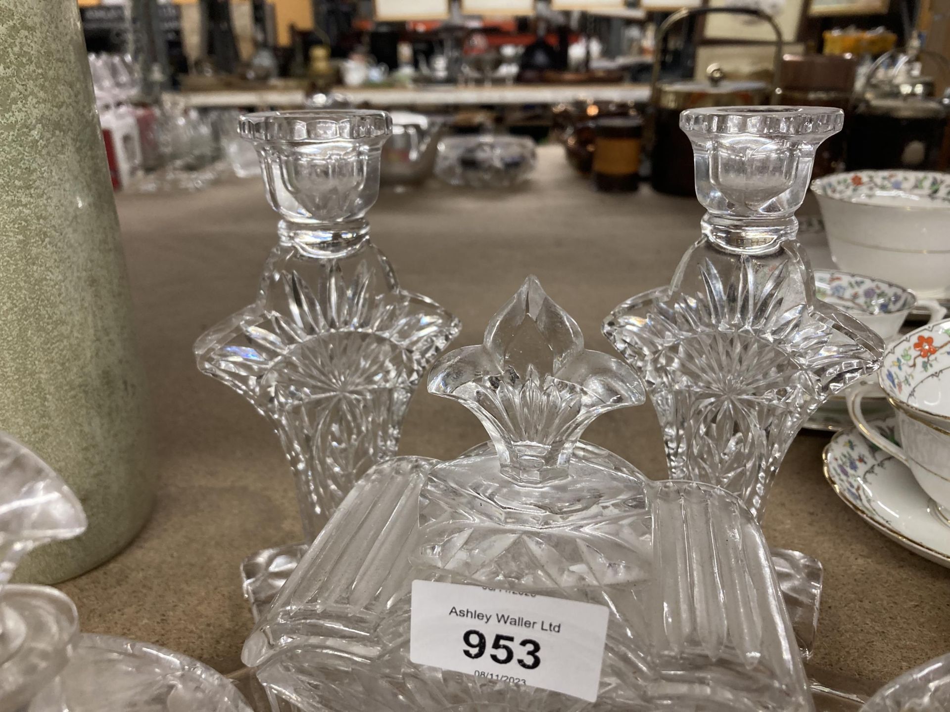 A GLASS DRESSING TABLE SET TO INCLUDE A TRAY, CANDLESTICKS, BOTTLES WITH STOPPERS AND A RING HOLDER - Bild 3 aus 3