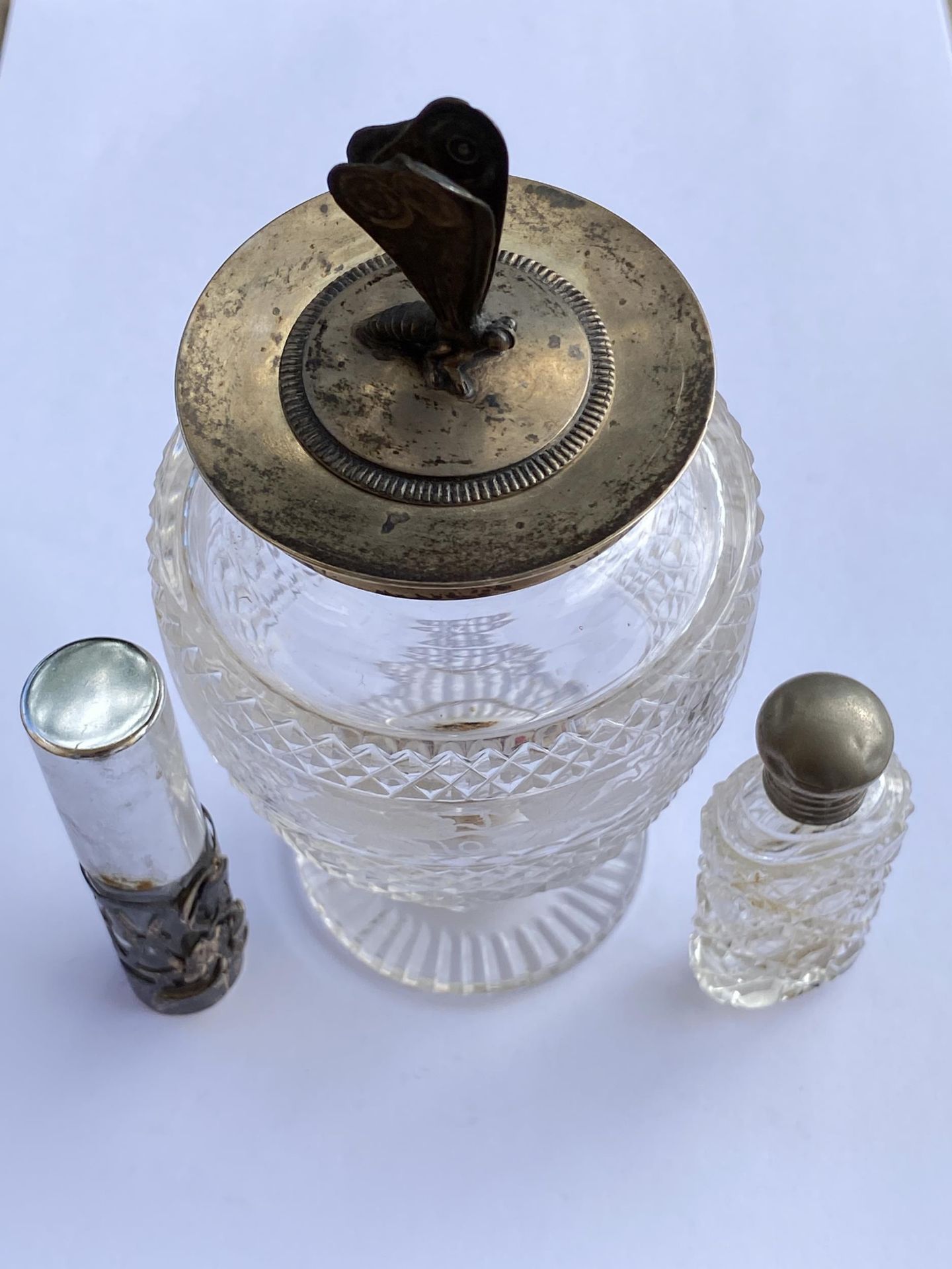 THREE VINTAGE SILVER PLATED ITEMS TO INCLUDE A FINE DETAILED SILVER PLATED AND CUT GLASS JAR WITH