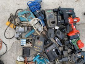 A LARGE ASSORTMENT OF POWER TOOLS TO INLCUDE BATTERY DRILLS ETC