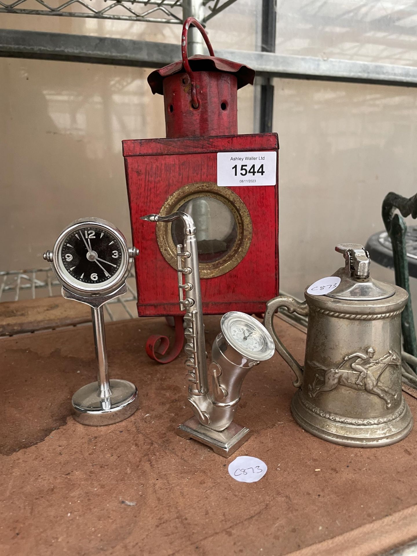 AN ASSORTMENT OF ITEMS TO INCLUDE A LIGHTER, A LANTERN AND TWO DESK CLOCKS - Bild 2 aus 3