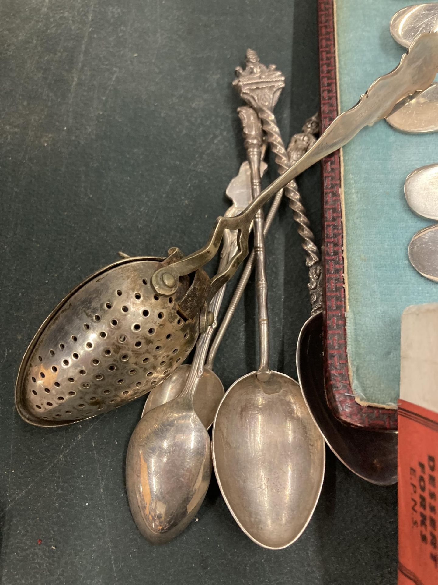 A QUANTITY OF VINTAGE FLATWARE TO INCLUDE A CASED SET OF BUTTER KNIVES WITH BLUE HANDLES, DESSERT - Image 3 of 4