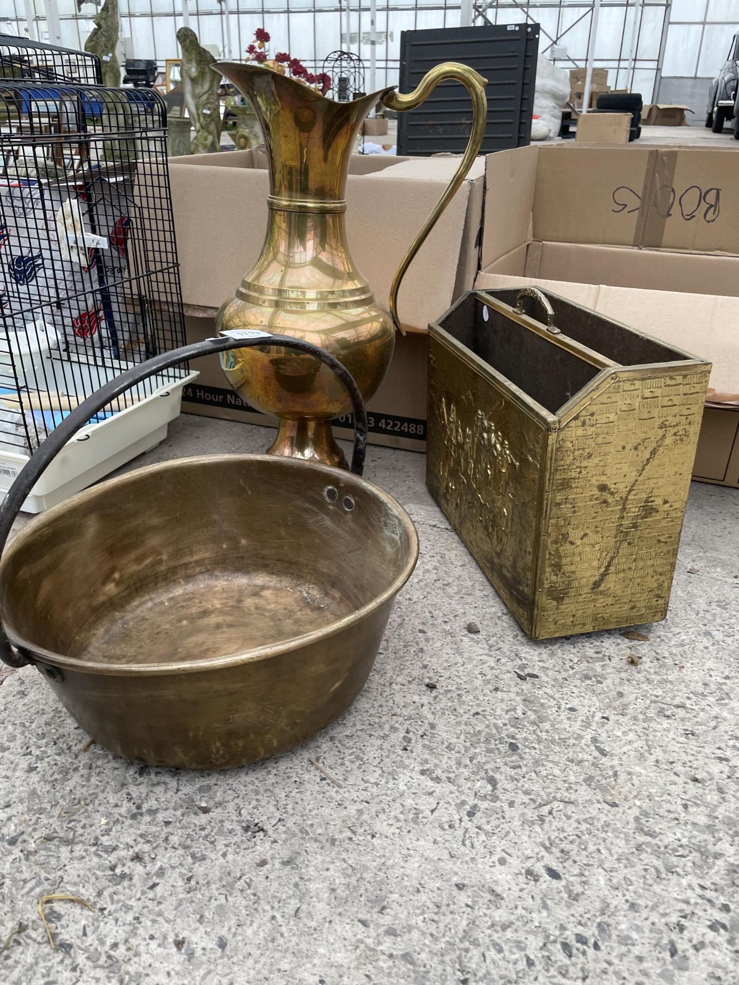 THREE BRASS ITEMS TO INCLUDE A LARGE JUG AND A JAM PAN ETC - Image 2 of 2