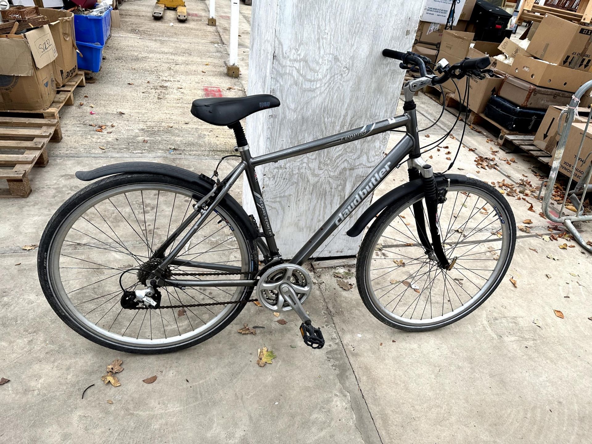 A GENTS CLAUD BUTLER LEGEND MOUNTAIN BIKE WITH A 24 SPEED SHIMANO GEAR SYSYTEM