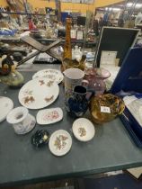 A MIXED LOT OF CERAMICS AND GLASSWARE TO INCLUDE DARTMOUTH POTTERY, SYLVAC, ROYAL WORCESTER