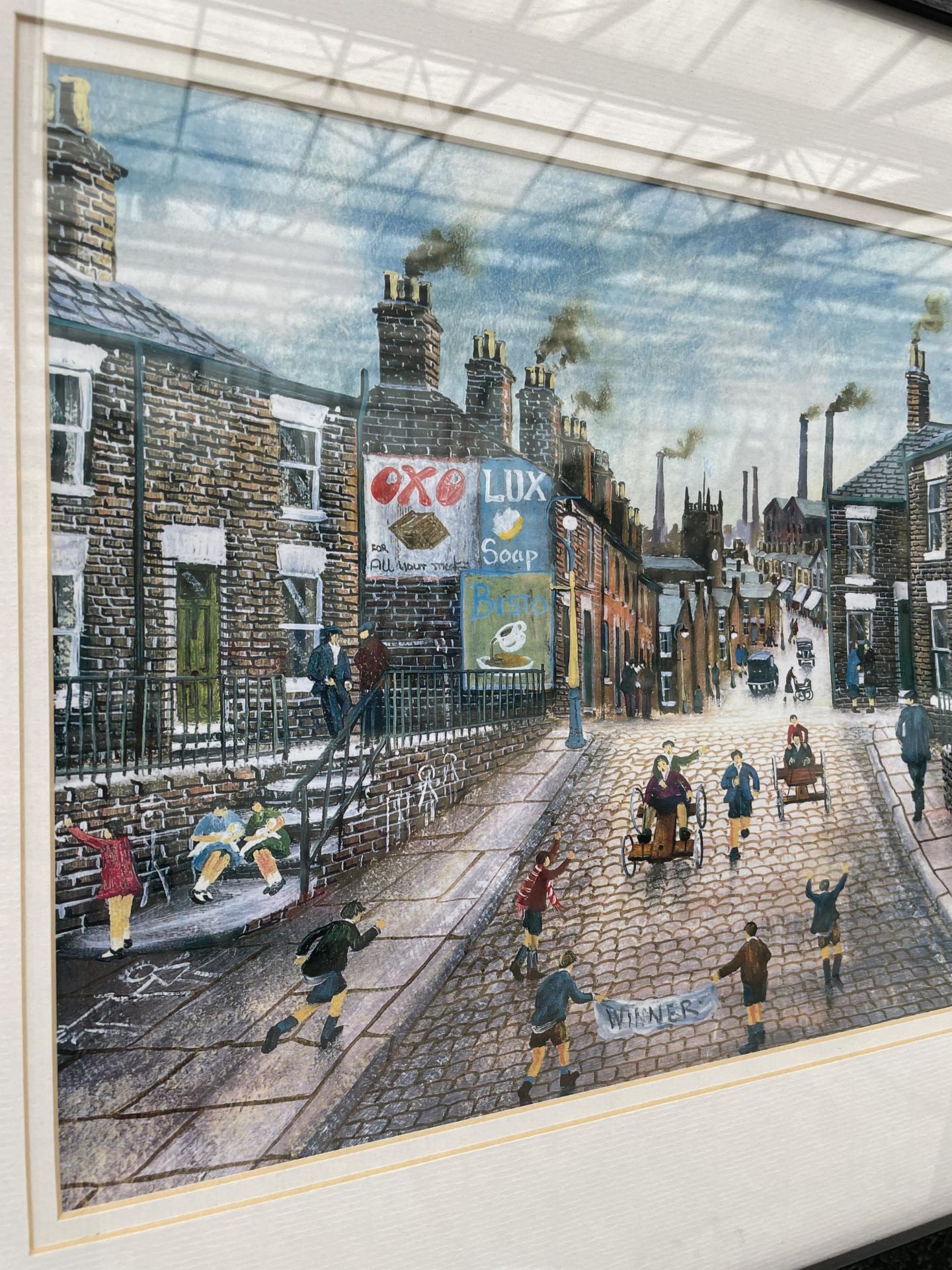A FRAMED PRINT OF A STREET SCENE - Image 2 of 3