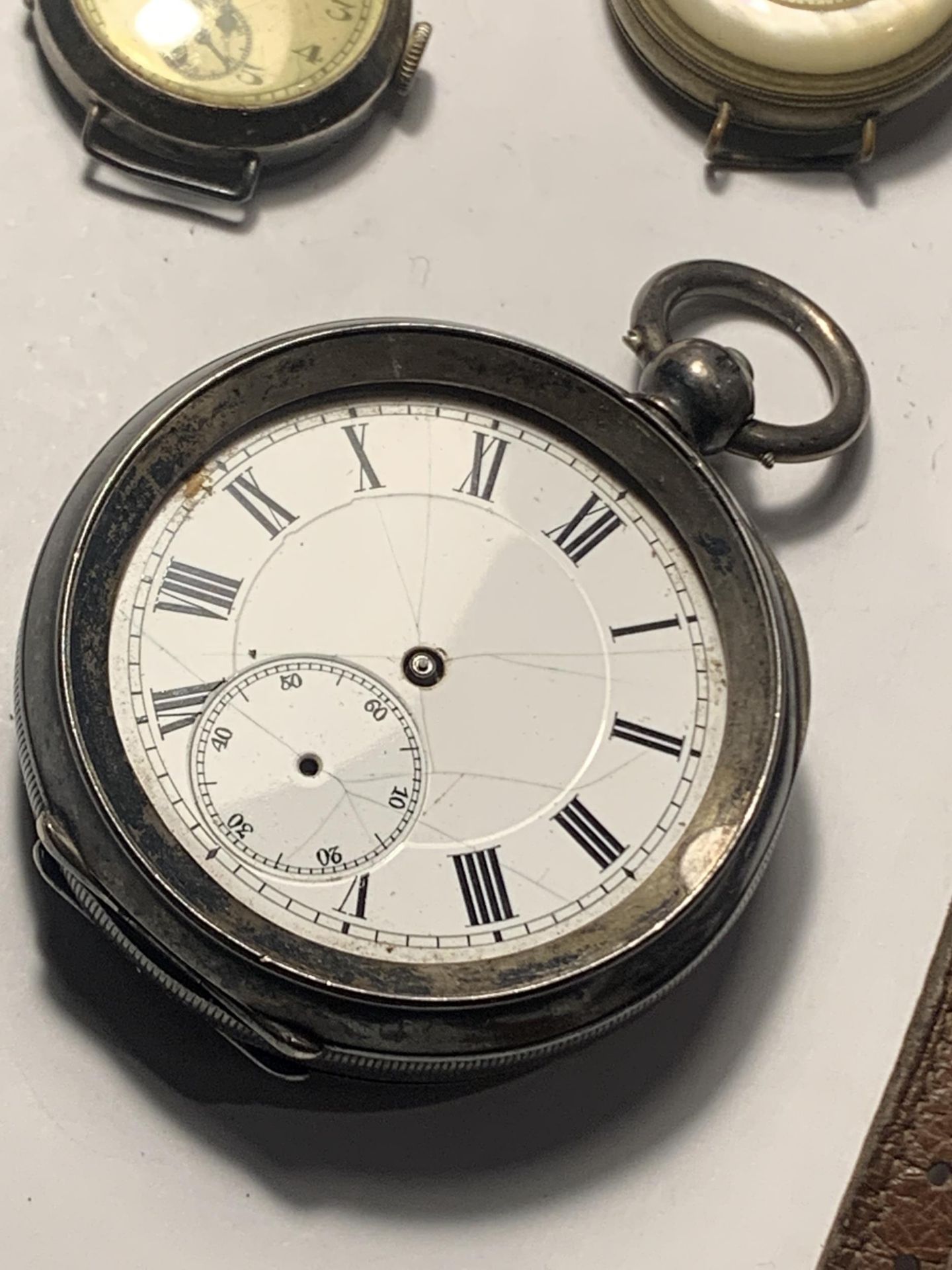 FOUR VARIOUS WATCHES FOR SPARES OR REPAIR TO INCLUDE A SILVER POCKET WATCH - Image 5 of 6