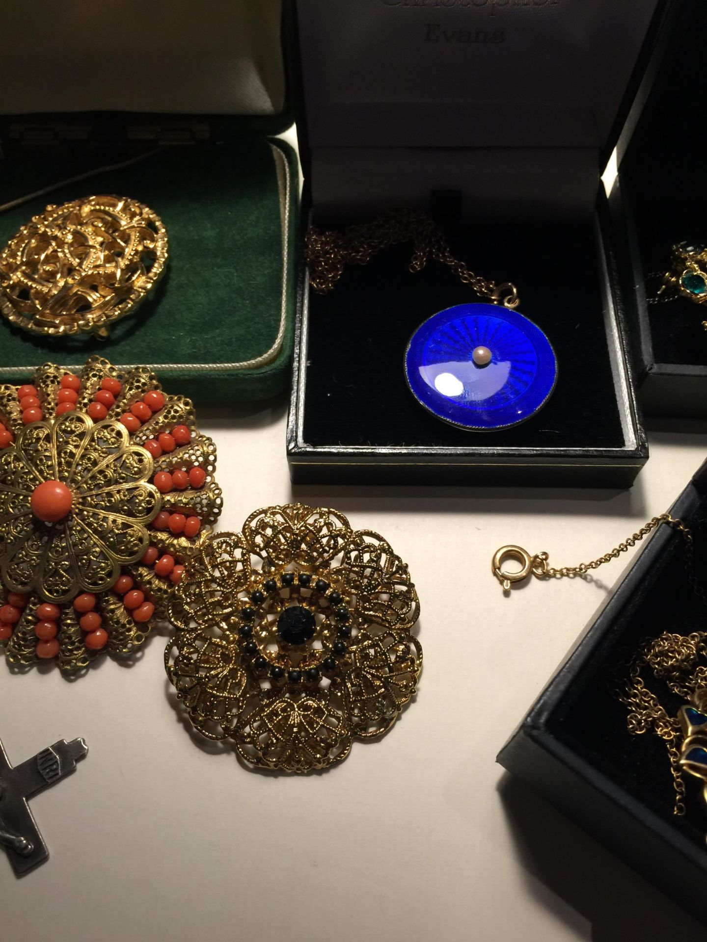 A QUANTITY OF COSTUME JEWELLERY SOME BOXED - Image 3 of 4