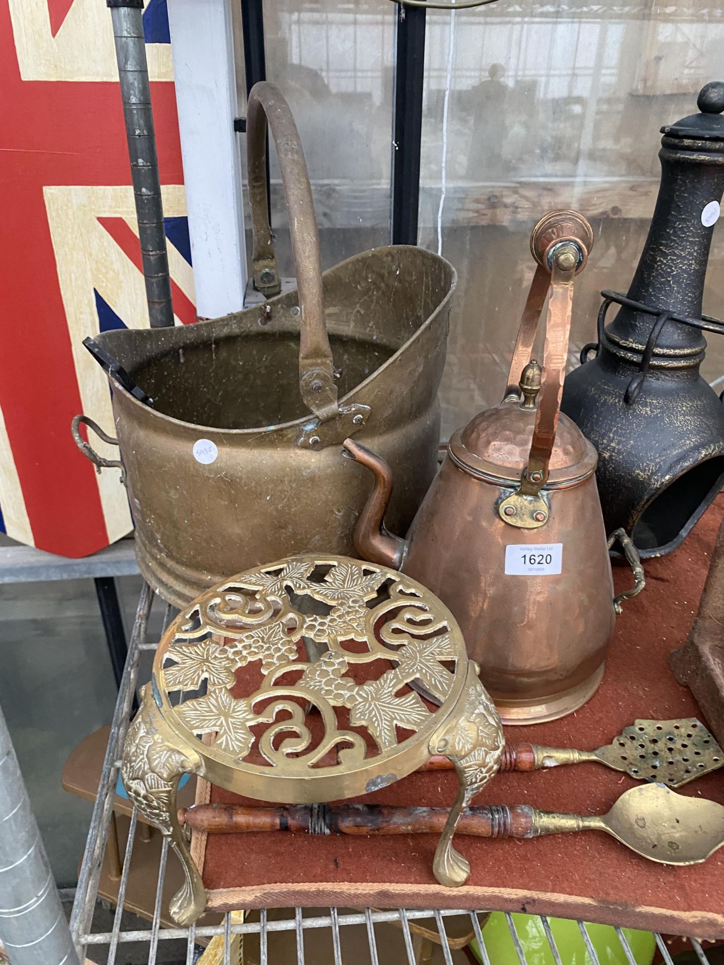 AN ASSORTMENT OF VINTAGE ITEMS TO INCLUDE A COPPER KETTLE, BRASS COAL BUCKET AND A COBBLERS LAST ETC - Image 2 of 3