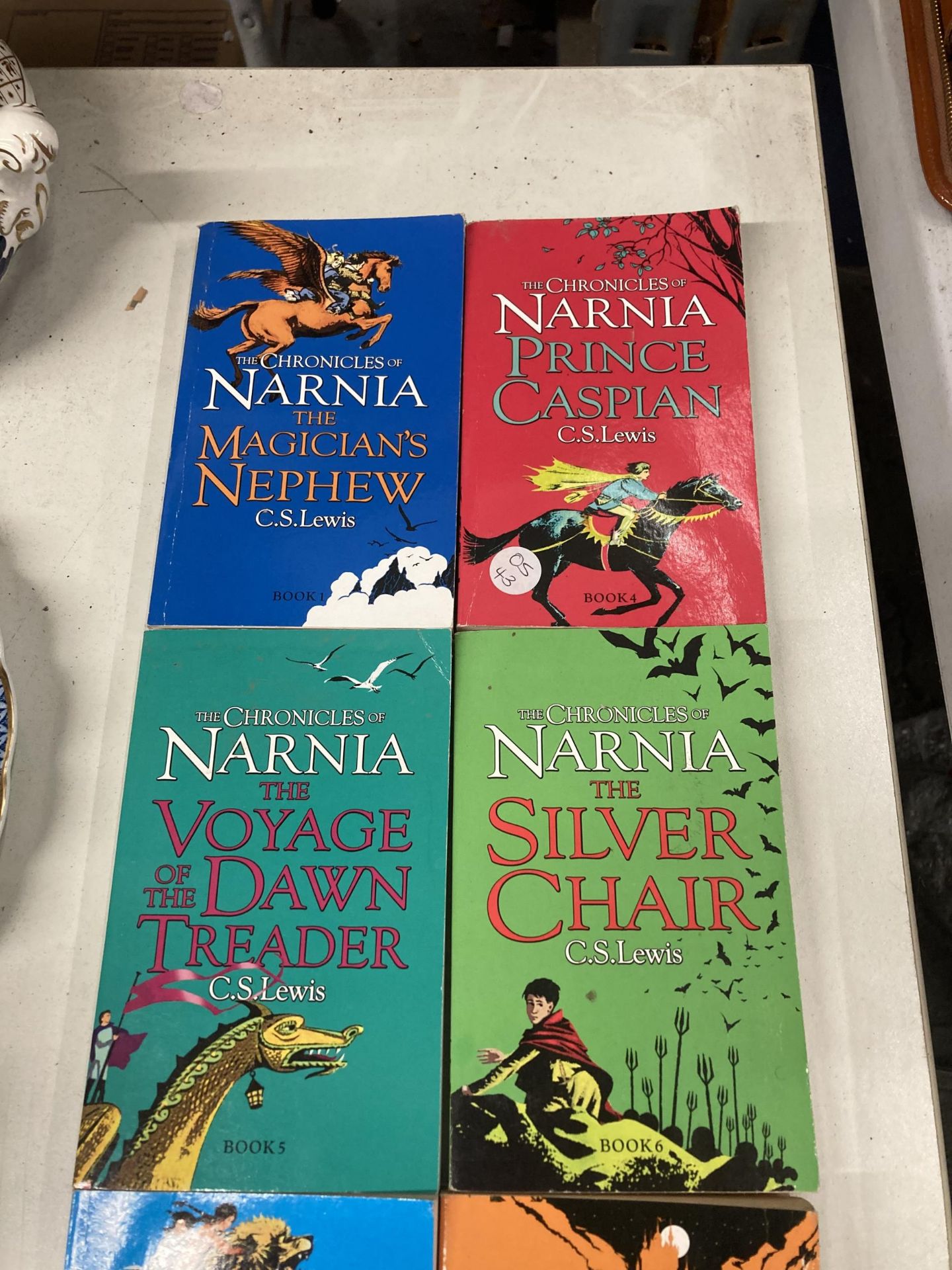 A COMPLETE SEST OF PAPERBACK 'THE CHRONICLES OF NARNIA' BOOKS - 7 IN TOTAL - Bild 2 aus 3