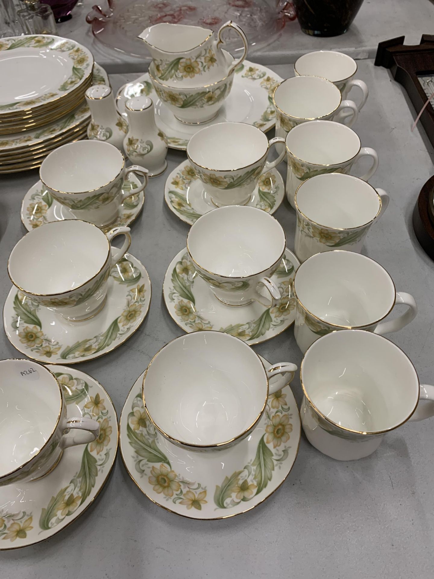 A VINTAGE DUCHESS 'GREENSLEEVES' PART DINNER SERVICE TO INCLUDE VARIOUS SIZES OF PLATES, BOWLS, - Image 2 of 4