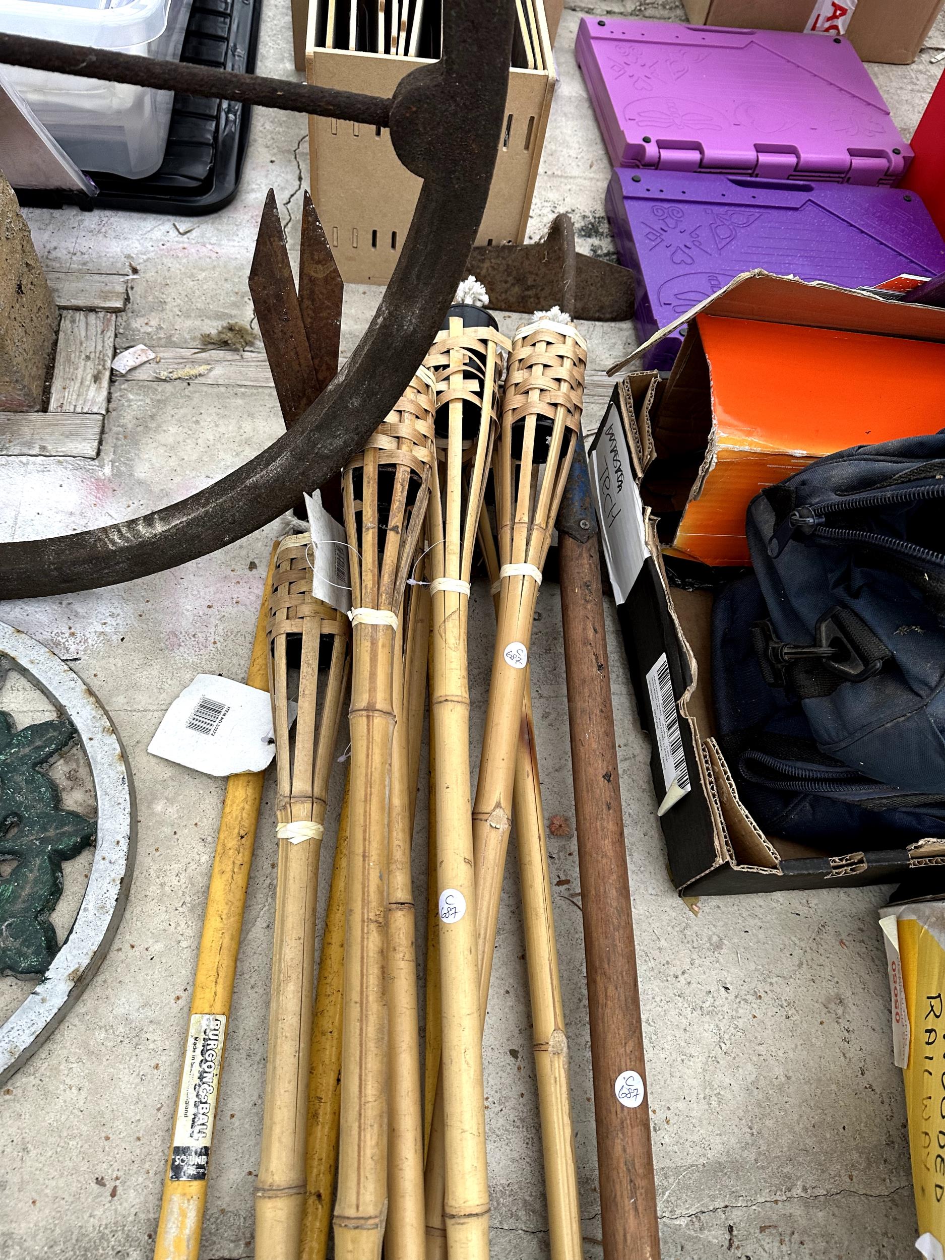 AN ASSORTMENT OF ITEMS TO INCLUDE A PARASOL BASE, LARGE LATHE FLY WHEEL, GARDEN SHEARS AND A HOE ETC - Image 2 of 4