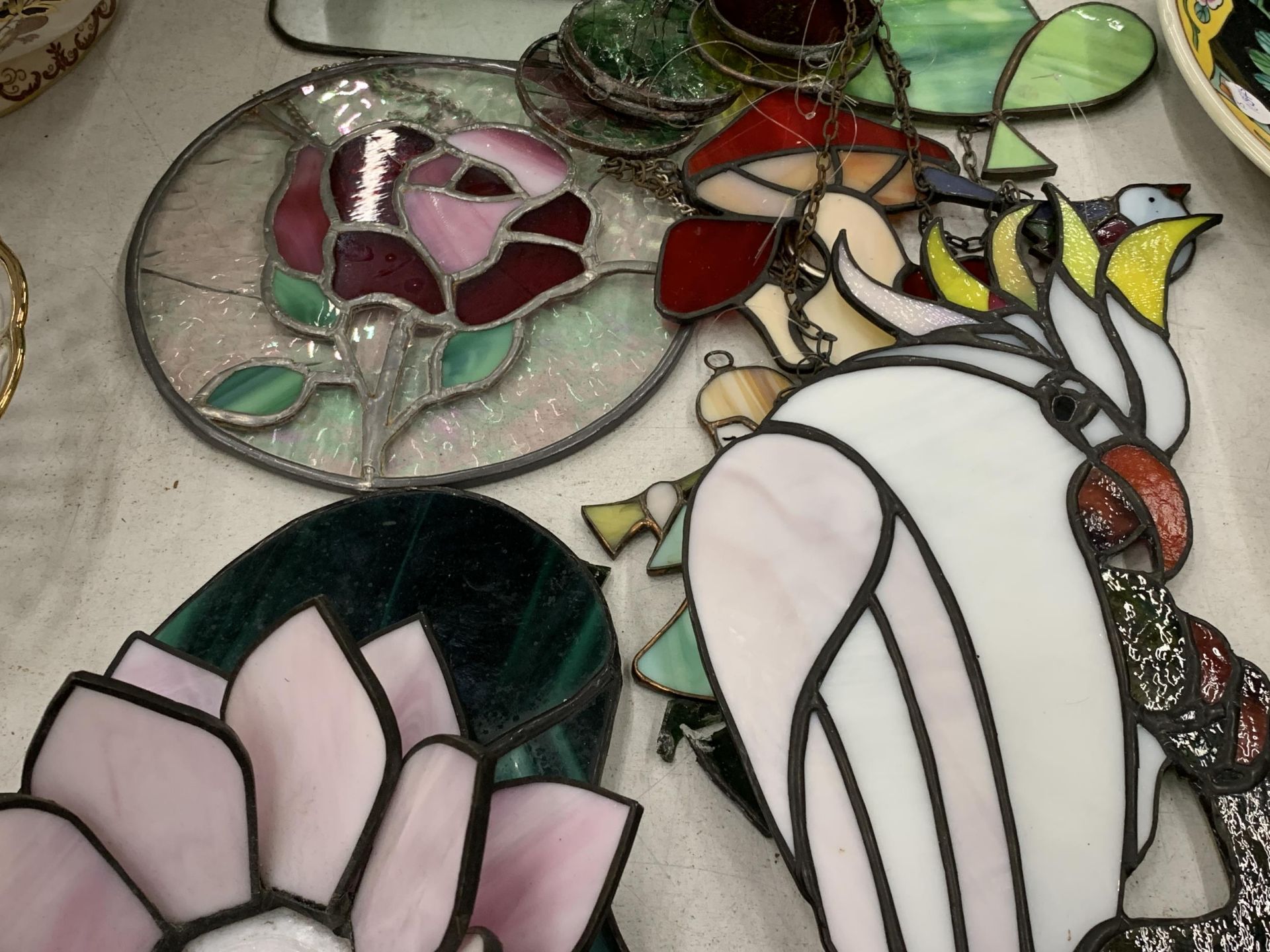 A COLLECTION OF STAINED GLASS ITEMS TO INCLUDE A CEILING HANGING CAT, PARROT, STARS, ETC - Image 3 of 4