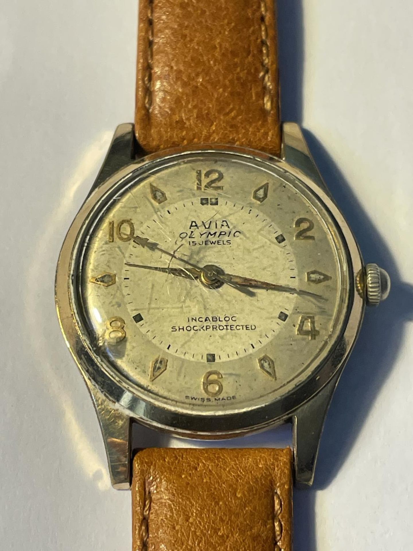 A VINTAGE AVIA OLYMPIC 15 JEWELS INCABLOC SHOCK PROTECTED WRIST WATCH WITH NEW TAN LEATHER STRAP - Bild 2 aus 3